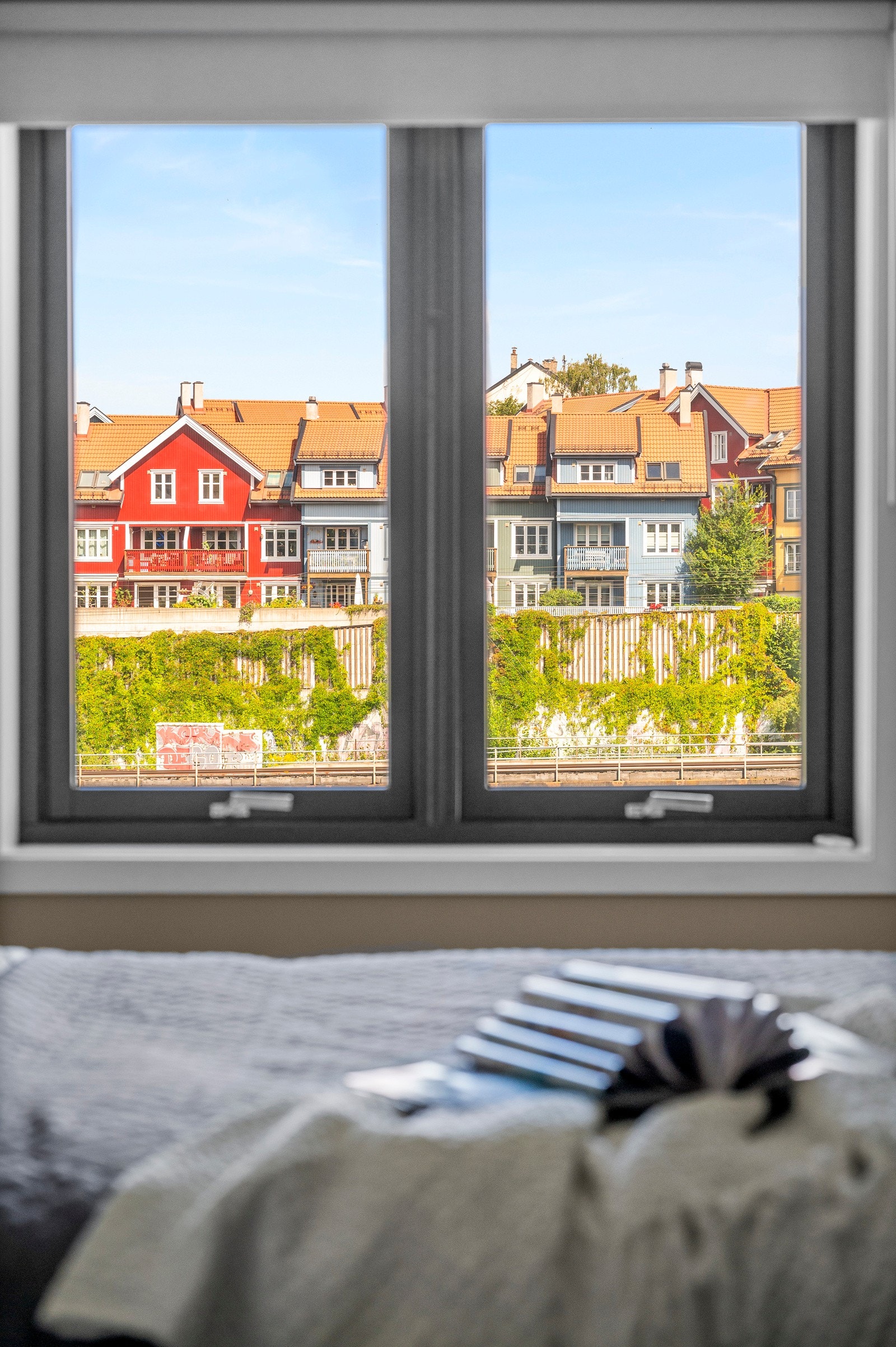 Godt med lysinnslipp fra stort vindu Galleribilde