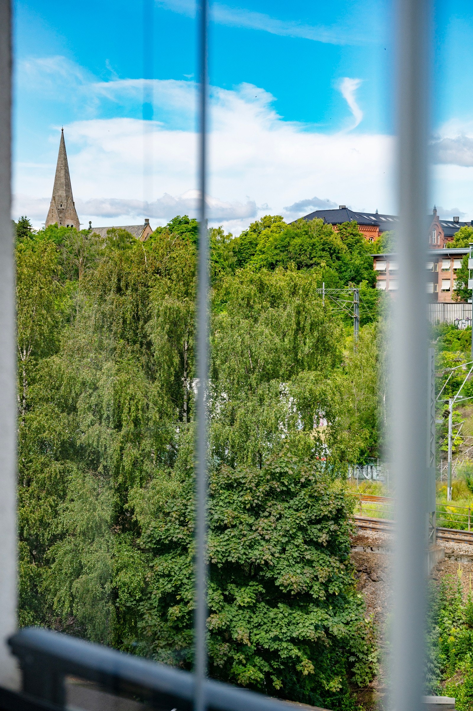 Balkongen er innglasset, noe som gjør at man kan kose seg ute selv om været ikke er optimalt allerede fra tidlig vår til sen høst Galleribilde