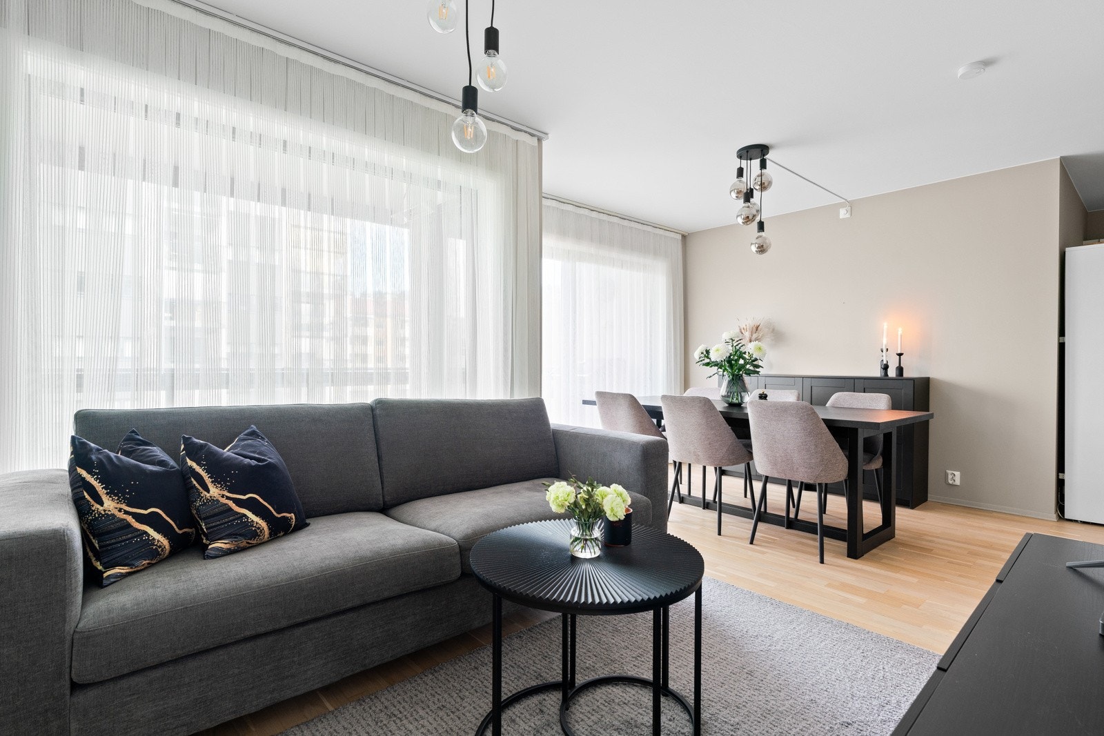 Stuen har store vindusflater som gir en god romfølelse, godt lysinnslipp og en avslappende atmosfære Galleribilde