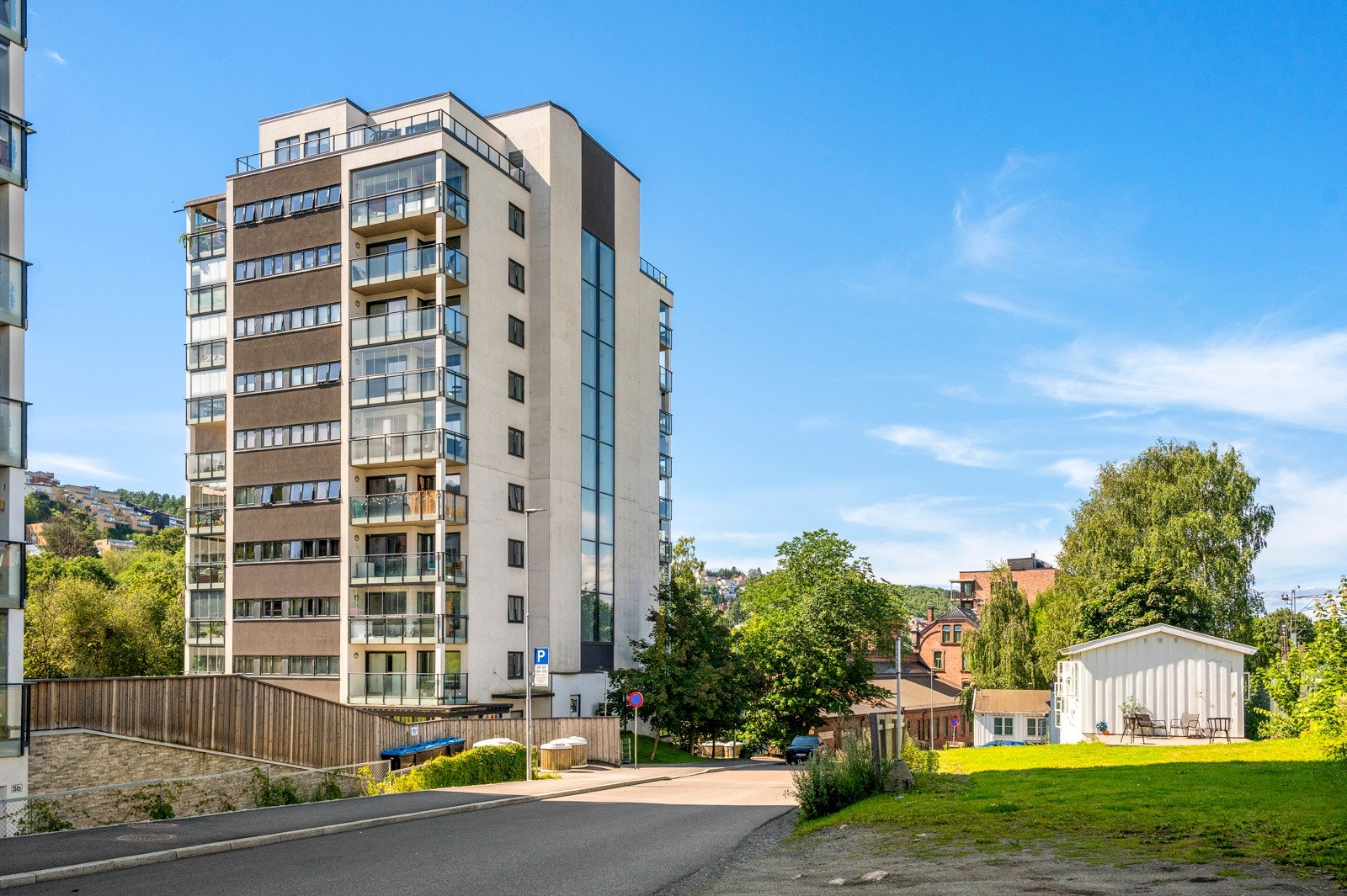 Boligen ligger rolig og skjermet til i nedre del av Lodalen med Kværnerbyen som nærmeste nabo. Galleribilde