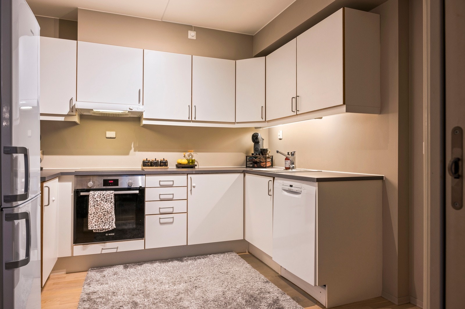 Pent kjøkken med god benk- og skapplass. Den åpne kjøkkenløsningen oppleves skjermet, men har samtidig en god kommunikasjon med stuen Galleribilde