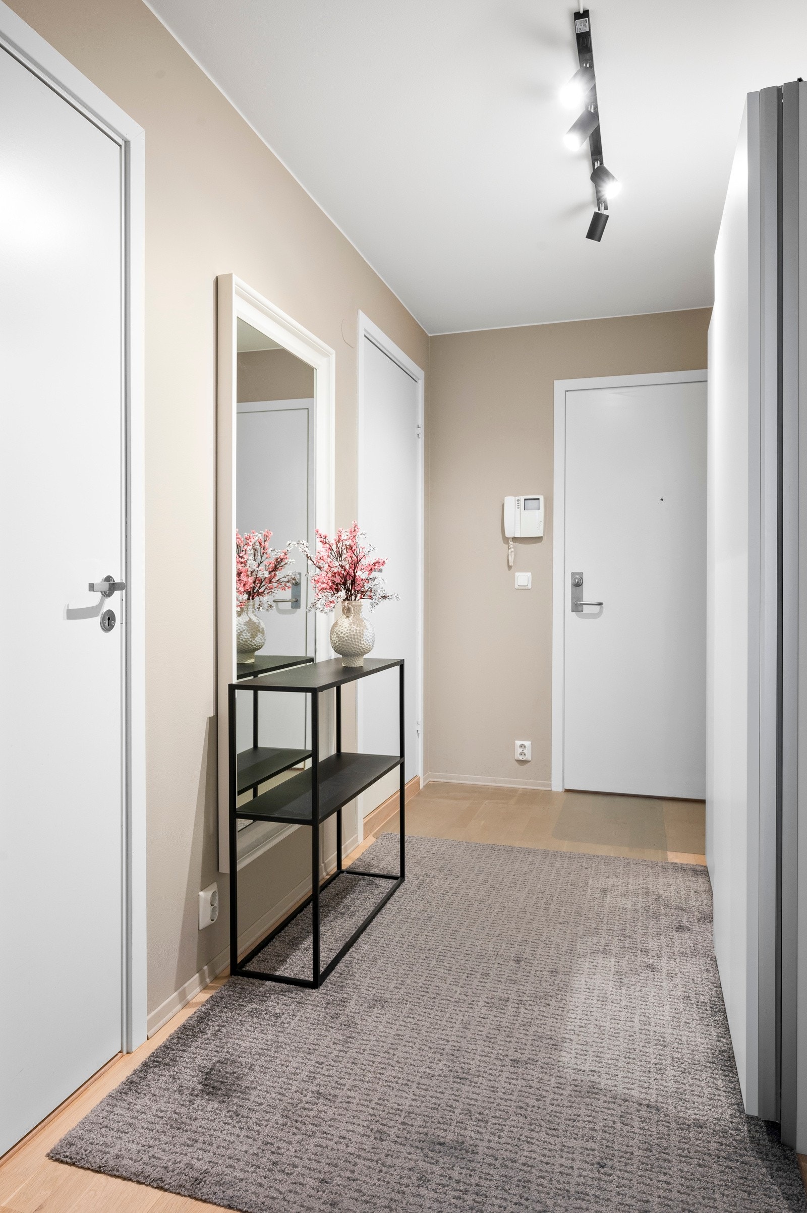 Flott entré med en kombinasjon av lysmalte veggflater og lekker, nyslipt parkett på gulv. God plass til garderobe etter eget ønske og behov samt direkte adkomst til boligens omkledningsrom Galleribilde