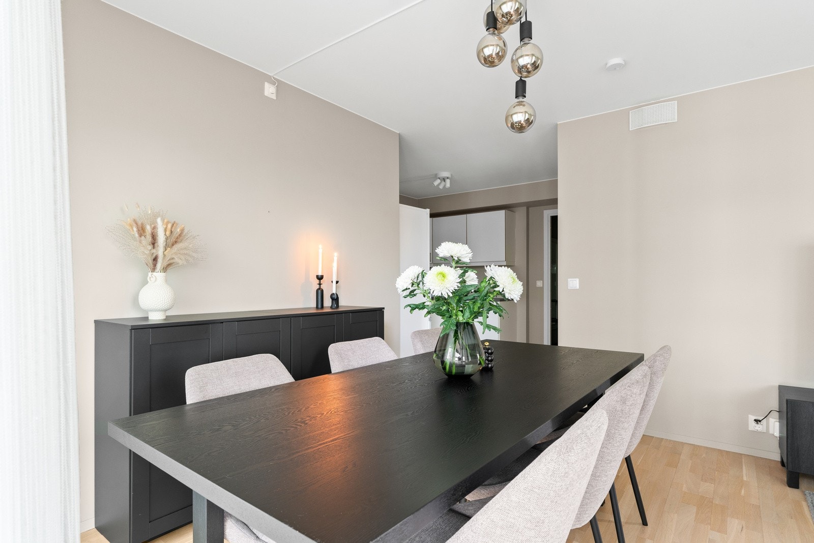 Boligen har en gjennomgående lun og behagelig fargepalett med gulvlister i samme farge som vegger for en flott "finish". Klassisk, nysliptog Galleribilde