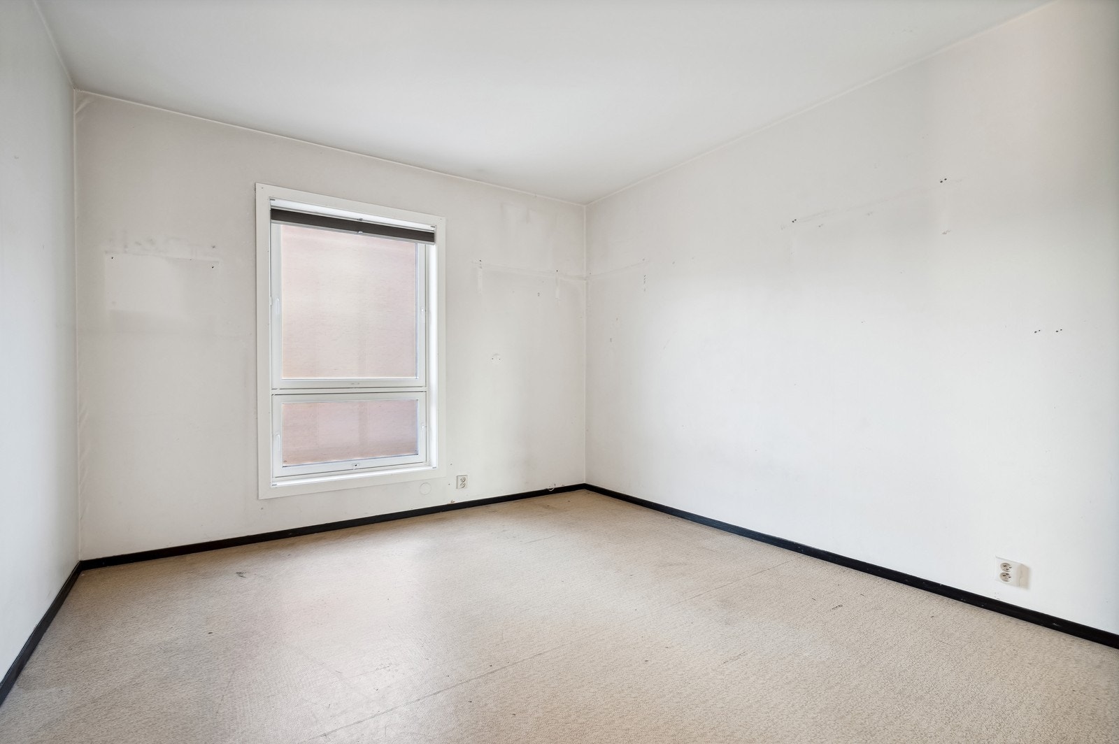 Stort soverom med plass til dobbeltseng og garderobeskap. Galleribilde