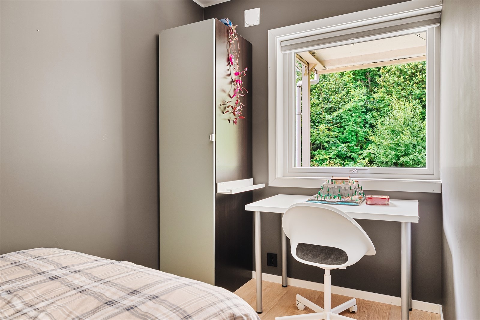 Et rom med muligheter - enten du vil skape et lunt gjesterom, kreativt hobbyrom eller et rolig kontorhjørne. Galleribilde