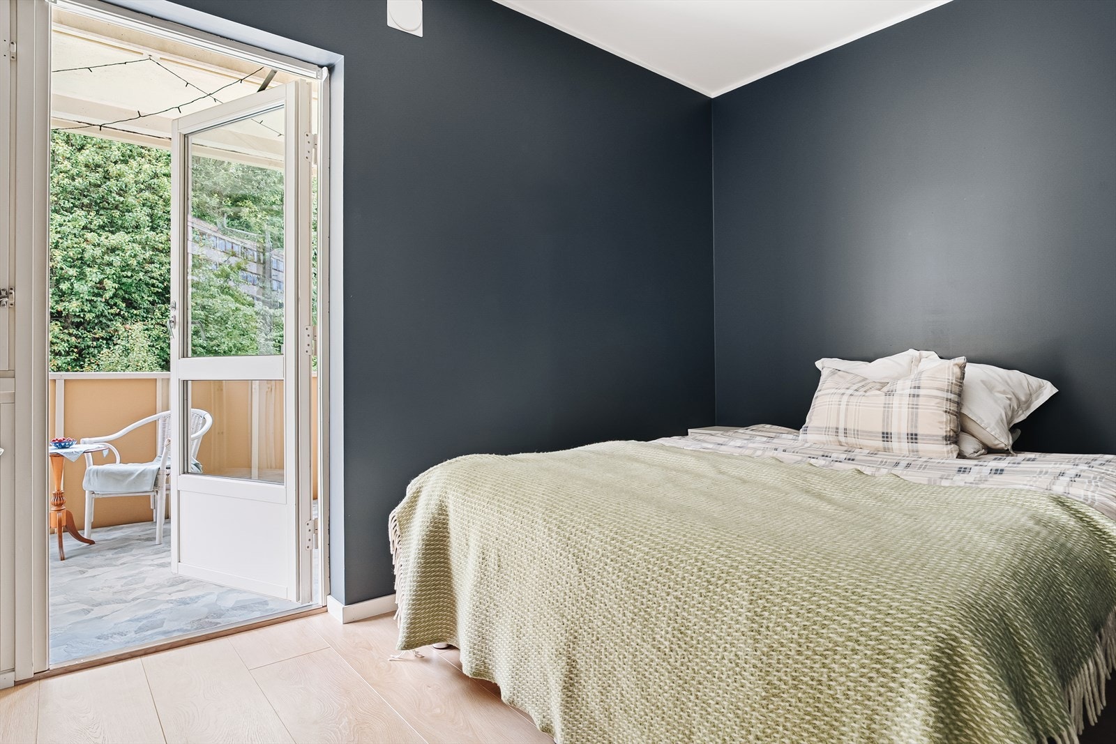 Start dagen med fuglesang og frisk luft - fra hovedsoverommet har du direkte utgang til en solrik altan omkranset av natur. Galleribilde