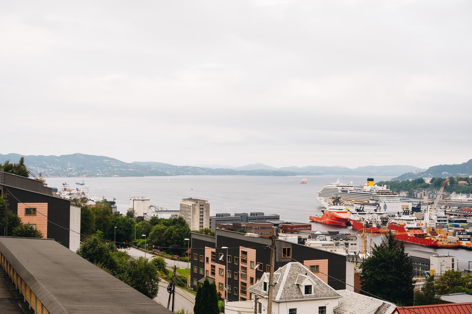La blikket vandre mot horisonten der skipene glir stille inn mot byen - en levende utsikt som endrer seg med døgnet. Galleribilde