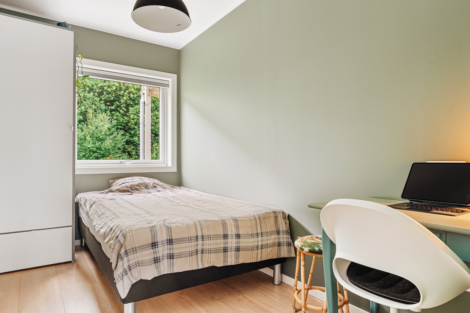 Soverommet har plas til ønsket møblement med pult, seng, garderobeskap og nattbordsskuff Galleribilde