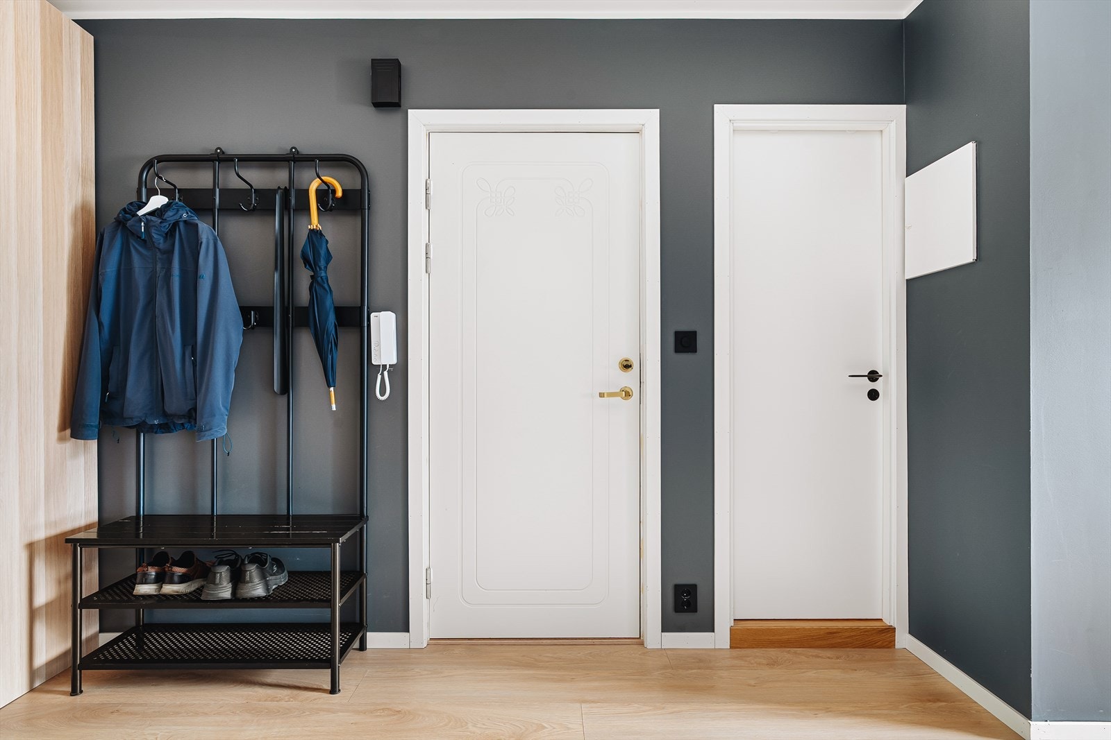 Velkommen inn. Entréen er lys og luftig med god plass til oppbevaring av yttertøy og sko i ønsket garderobeløsning. Galleribilde