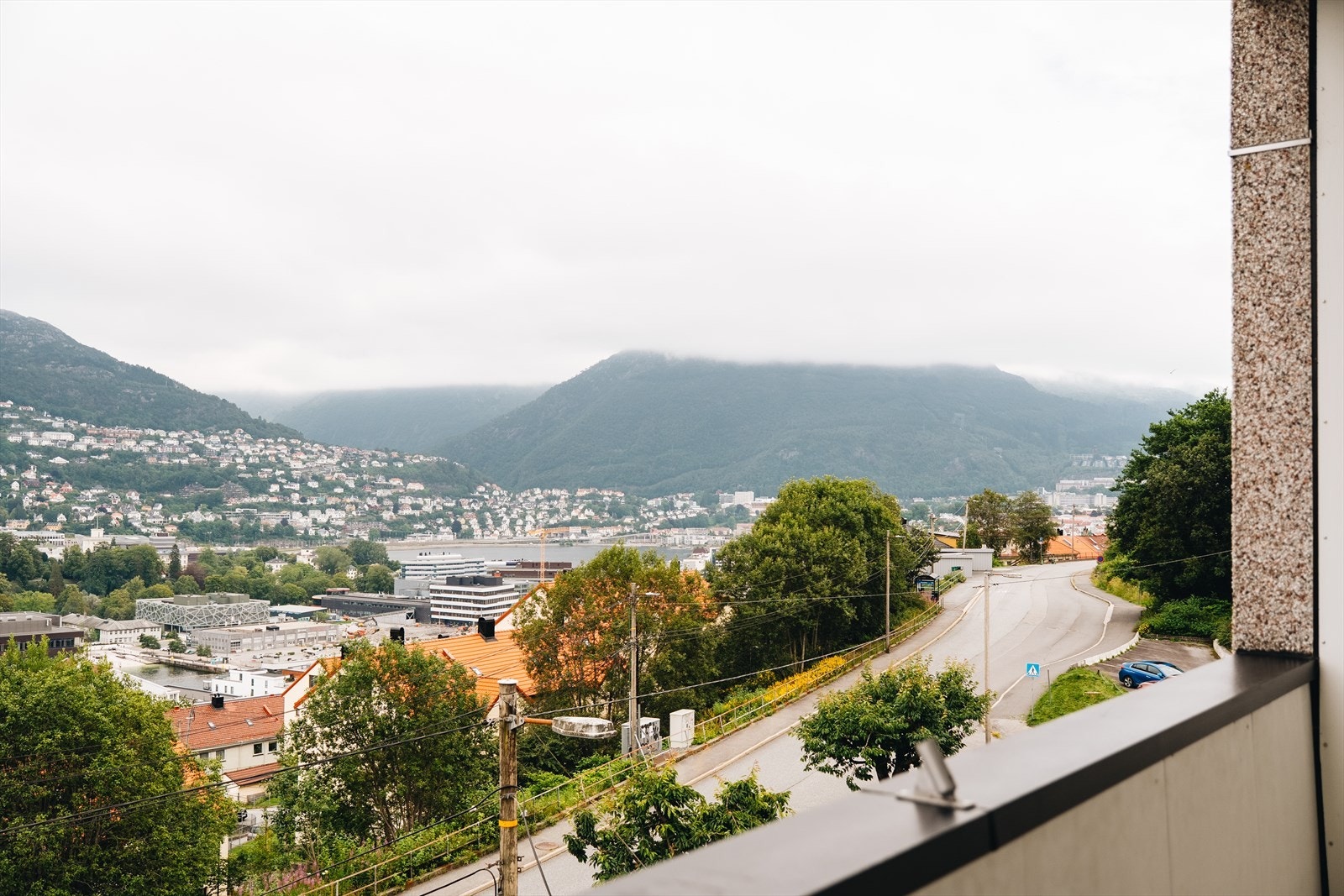 Til motsatt side troner Ulriken - majestetisk og nær, som et fast landemerke i hverdagen. Galleribilde