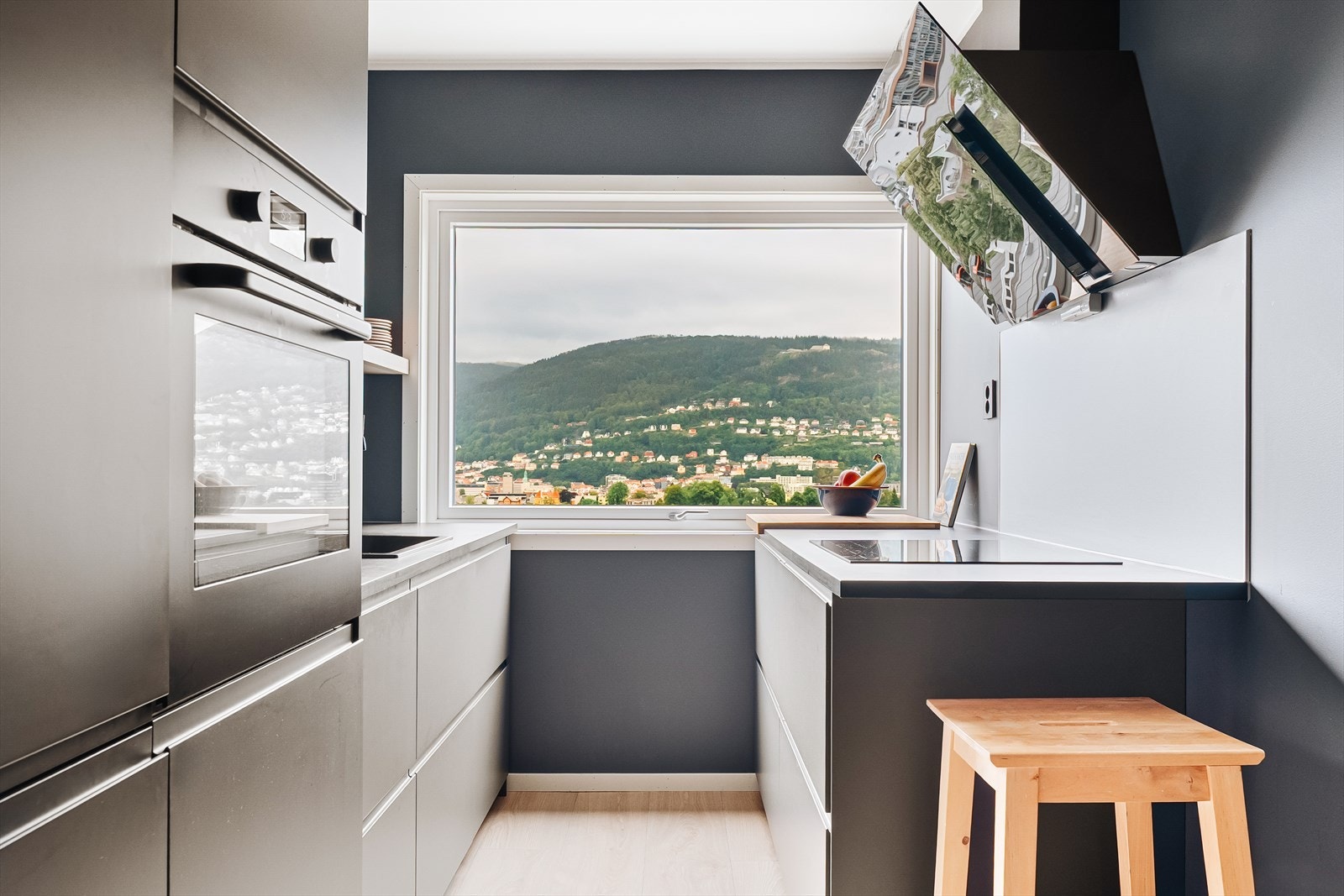 En flott 4-roms leilighet med store vindusflater med mye lysinnslipp, en nydelig utsikt. Leiligheten har en sentral beliggenhet med matbutikker og koselige kaféer innen gangavstand, det er også gode kollektivtilbud. Galleribilde