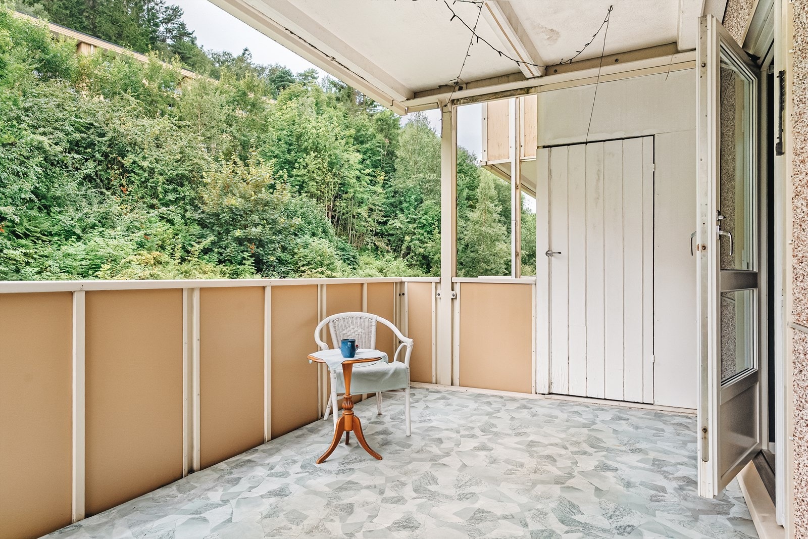 Romslig altan på 11,8 kvm med god plass til utemøbler. Ekstern bod gir ekstra lagringsmuligheter. Galleribilde