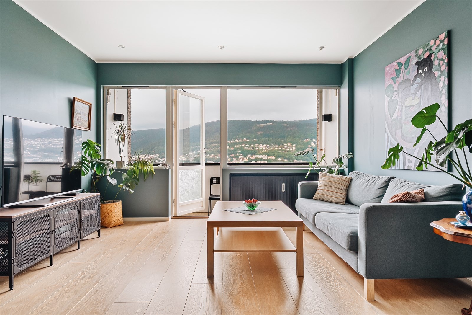 Fra entréen ledes du naturlig inn til boligens hjerte - stuen, hvor både ro og fellesskap får plass. Galleribilde