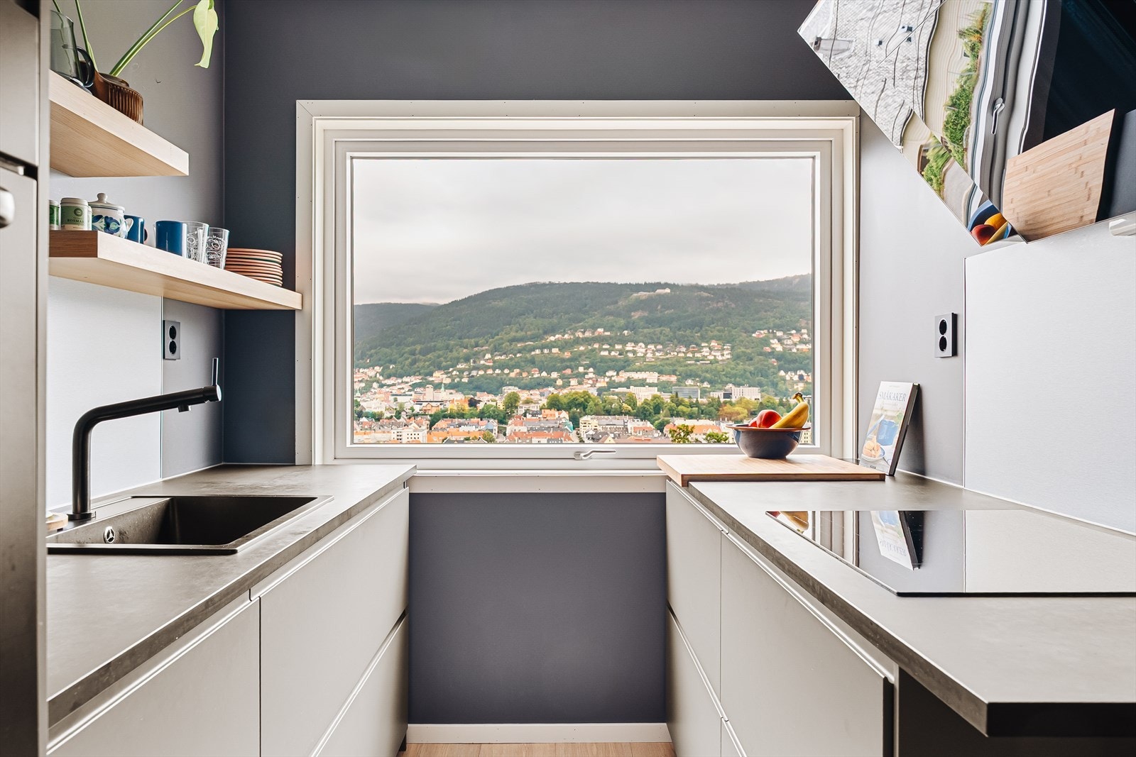 Et funksjonelt IKEA-kjøkken med slette fronter og en utsikt som gjør matlagingen til dagens høydepunkt. Galleribilde