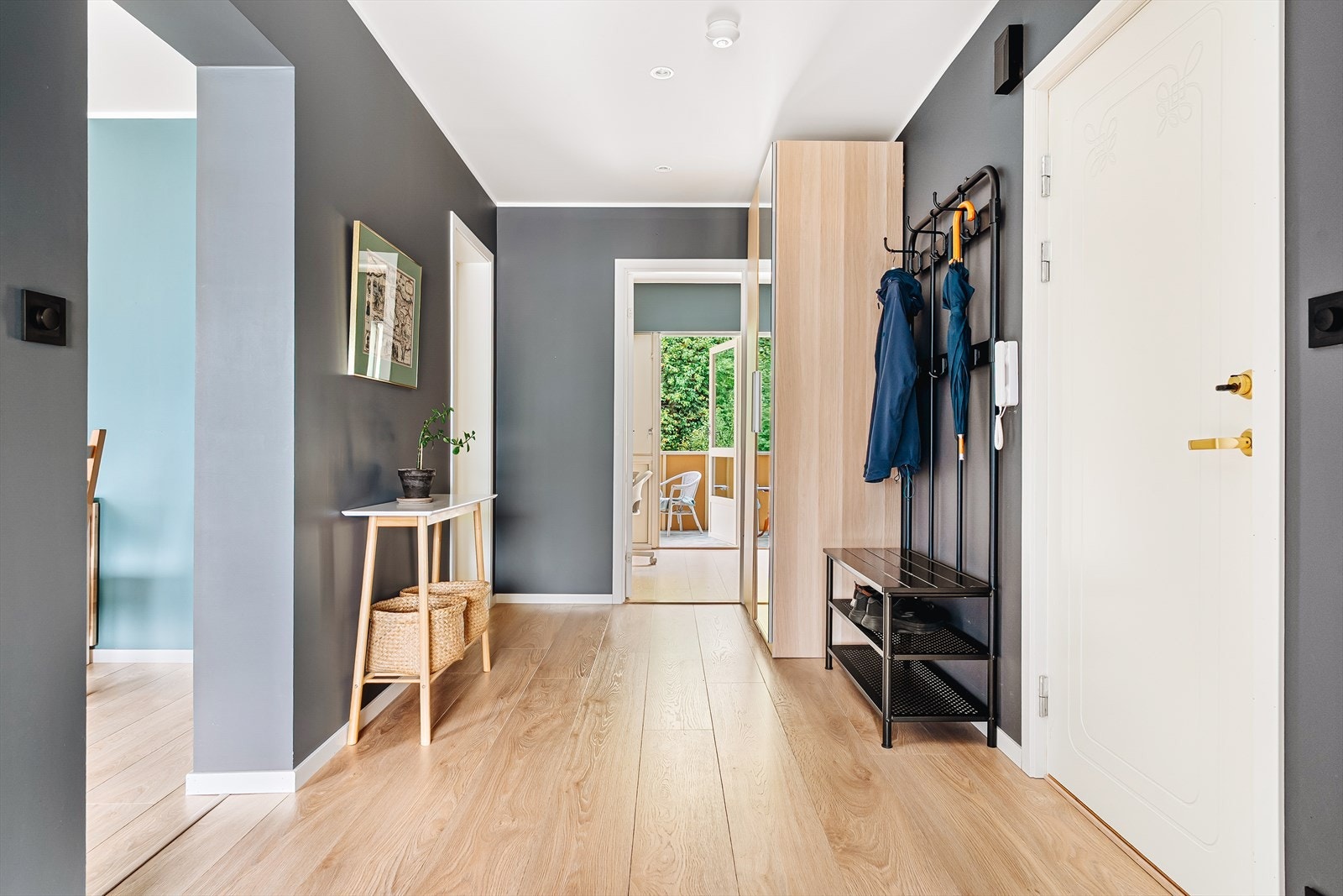 Fra entreen åpner boligen seg - en naturlig overgang til hjemmets øvrige rom og stemninger. Galleribilde