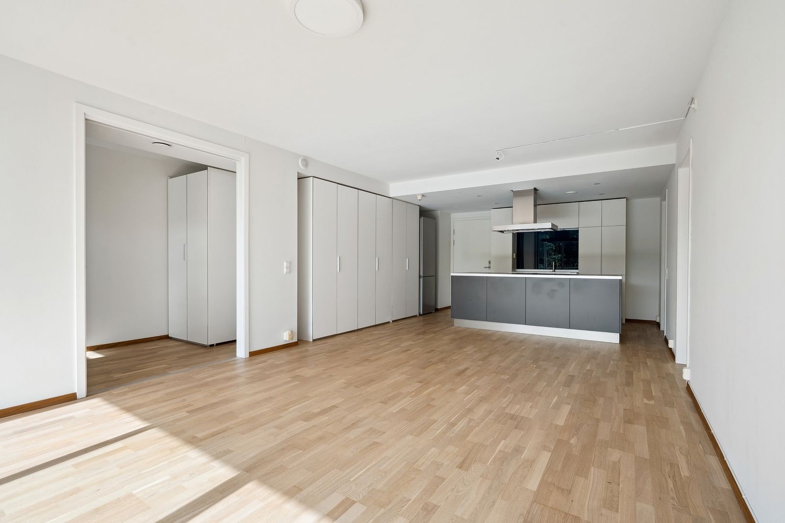 Flott og romslig stue i åpen løsning med kjøkken. Galleribilde