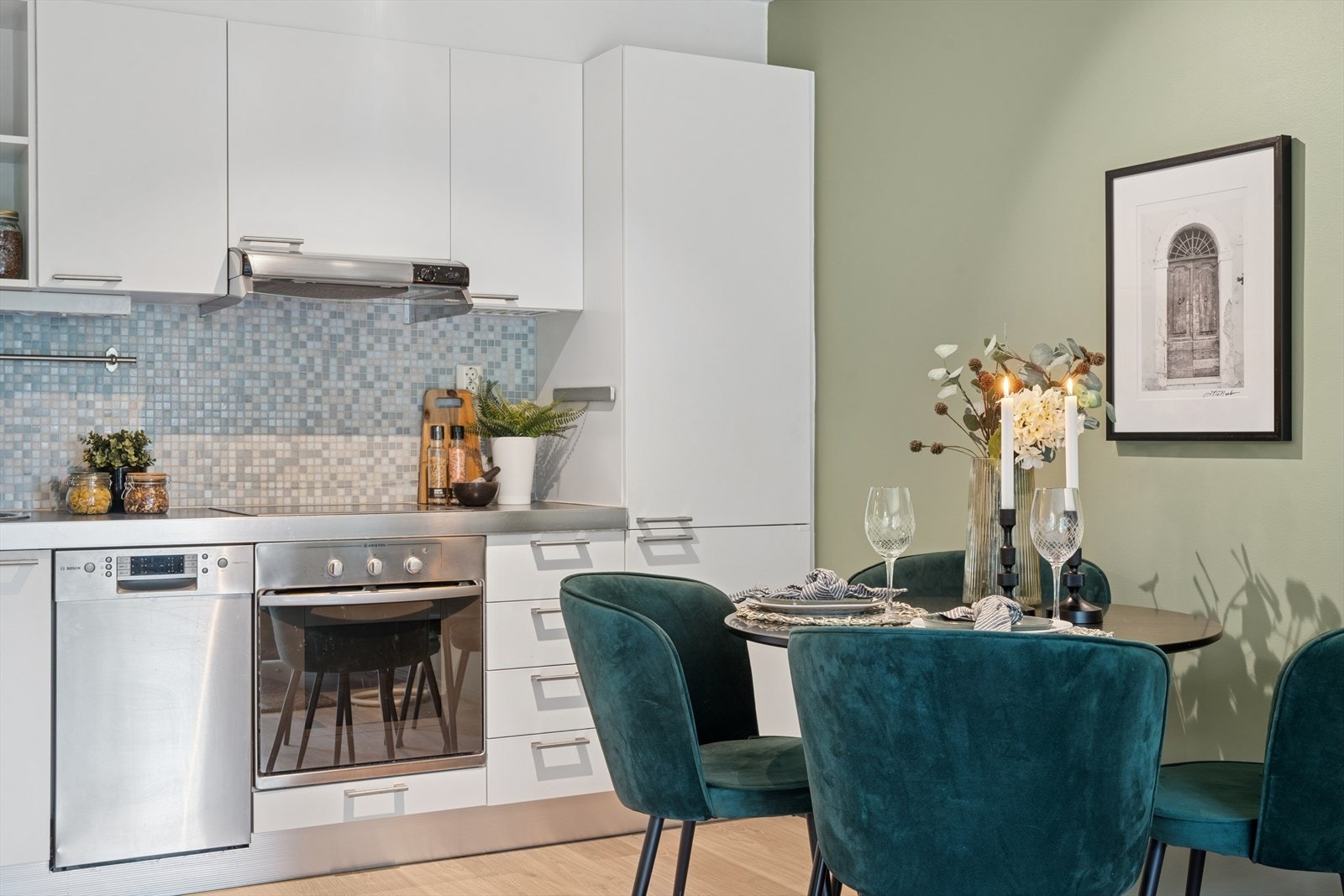 Fint og moderne kjøkken med glatte fronter, laminat benkeplate med nedfelt kum i rustfritt stål. Galleribilde