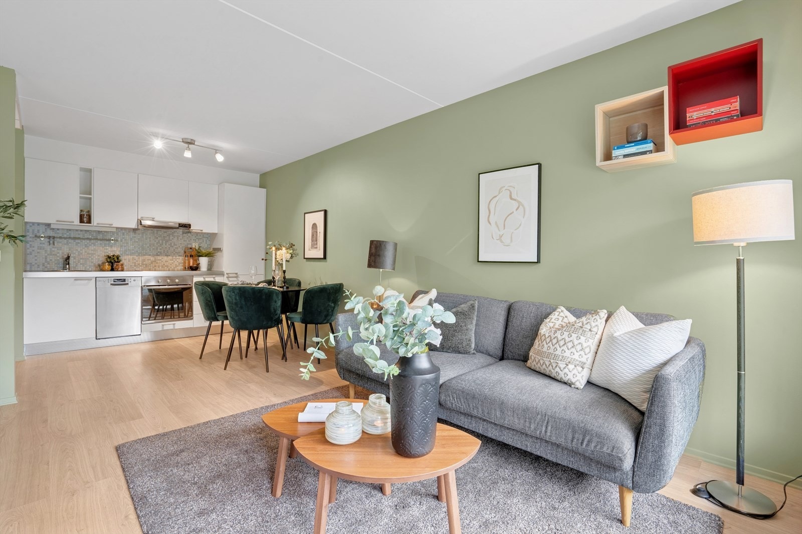 Her har du plass til både spisebord og sofagruppe. Galleribilde