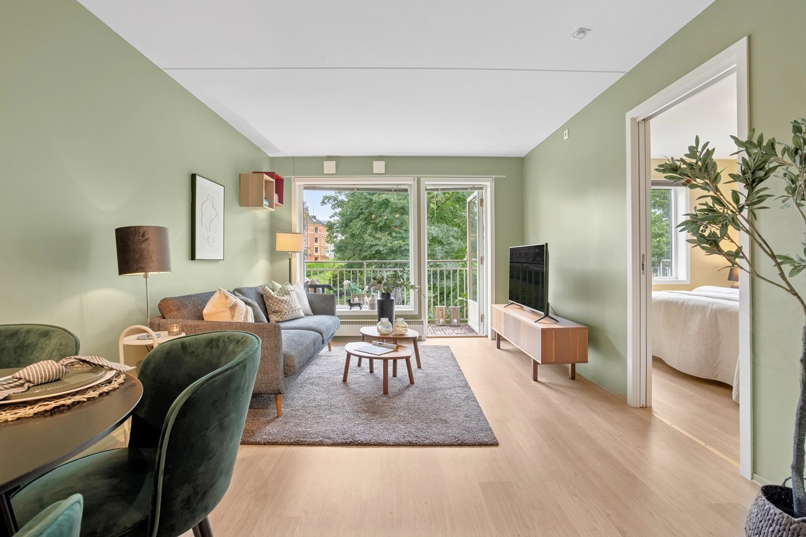 En lekker, delikat og romslig 2-roms andelsleilighet i høy første etasje med en flott vestvendt balkong. Galleribilde