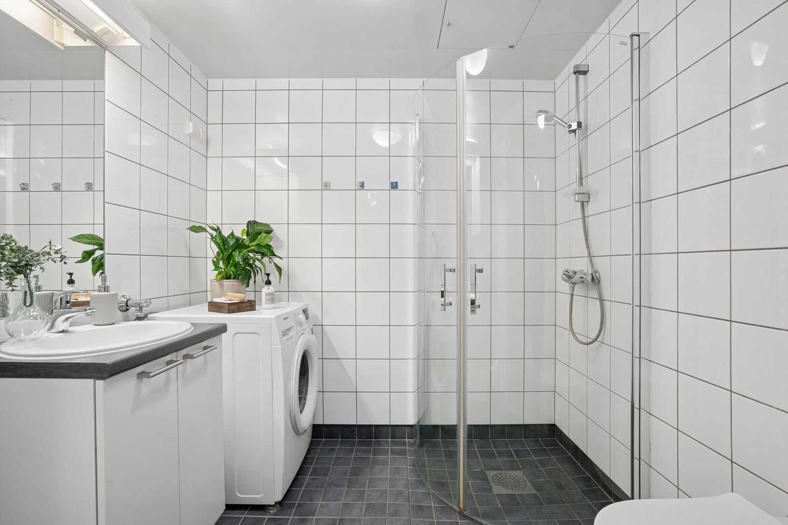 Lyst og pent bad med flislagte vegger og gulv med varmekabler. Galleribilde