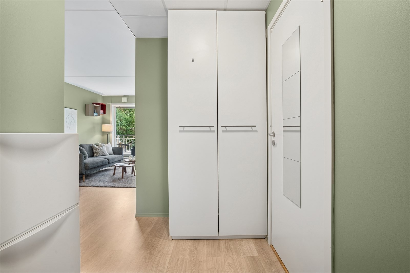 Praktisk og innbydende entré med plass til å sette fra seg sko og henge fra seg yttertøy. Gode oppbevaringsmuligheter med garderobeskap. Galleribilde