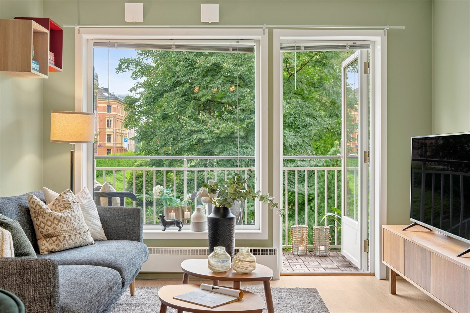 Boligen inneholder entré, lys og pen stue i åpen løsning med kjøkkenet, flislagt bad med varmekabler og romslig soverom. Galleribilde