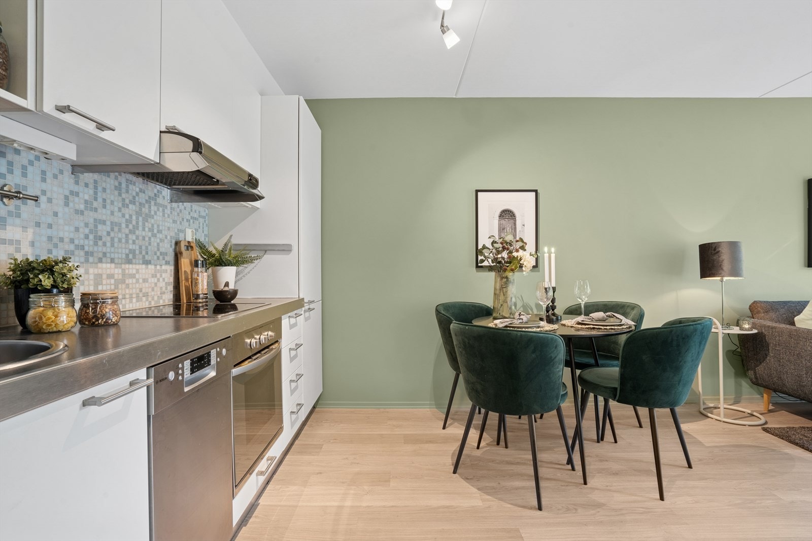 Integrerte hvitevarer som stekeovn, oppvaskmaskin, platetopp og kjøle/fryseskap. Galleribilde