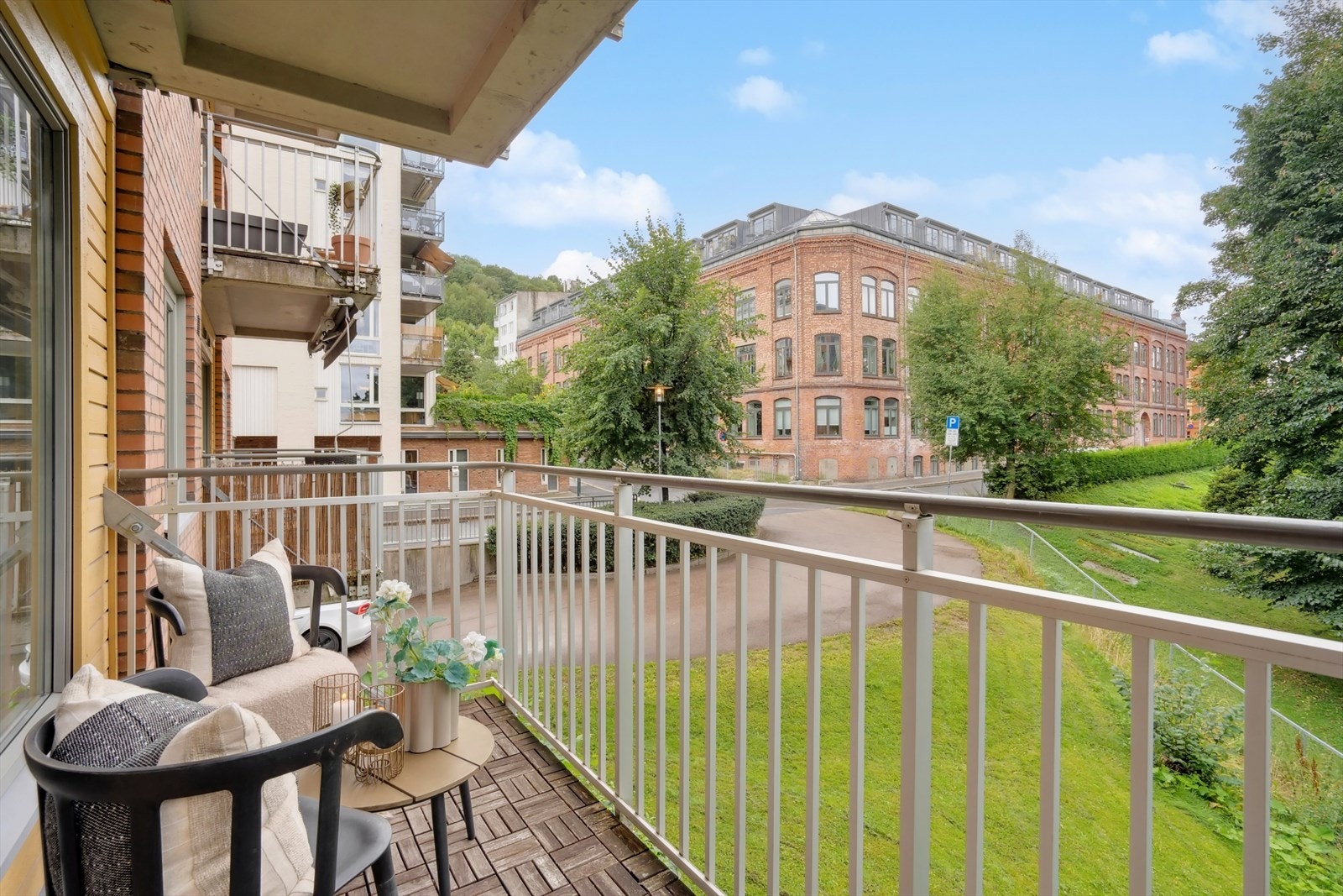 Vestvendt balkong på ca. 5 m² med frodig utsikt. Galleribilde