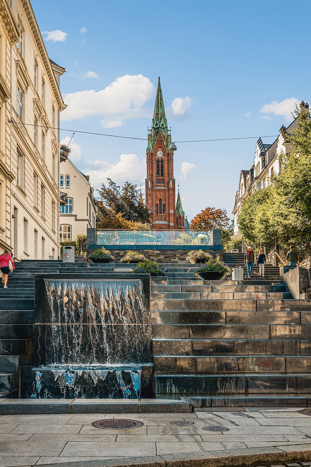 - Bergen, en nydelig by med brosteinsbelagte gater, sjarmerende trehus og et yrende byliv - Galleribilde
