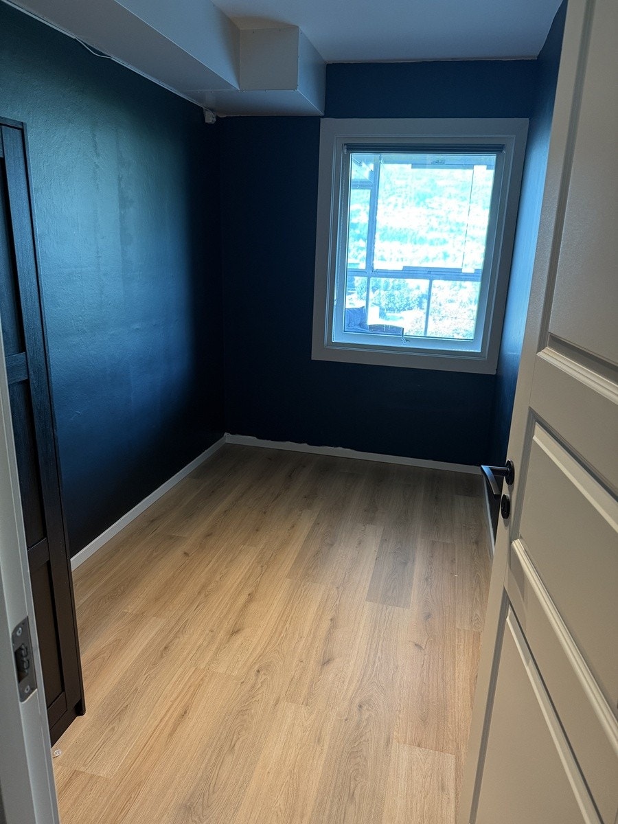 Soverommet rommer 8 kvadrat og har plass til en middels stor seng med garderobe og skrivebord Galleribilde