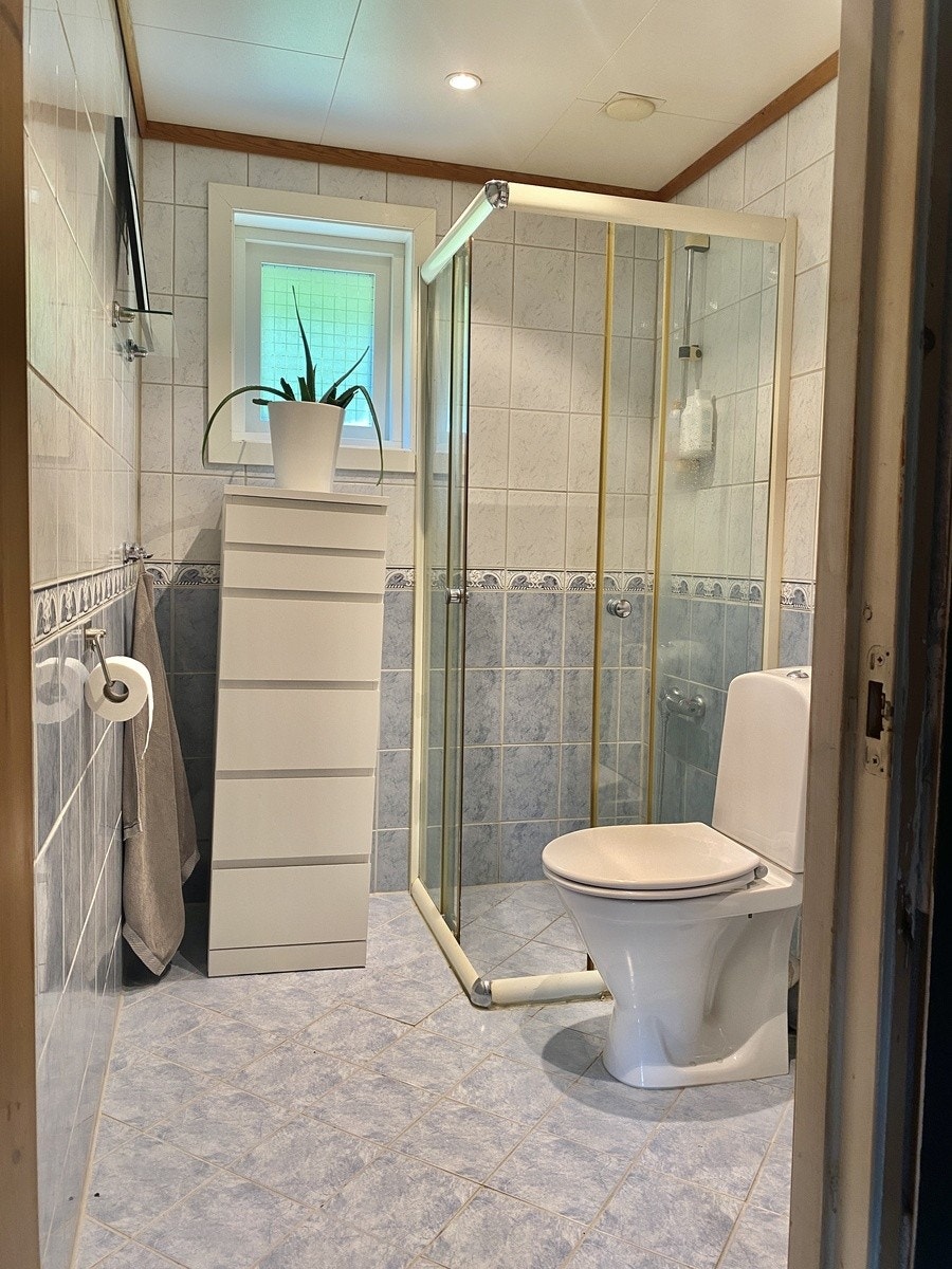 Badet er gammelt og slitt, men fungerer som det skal. Det skal oppgraderes med maling, kabinett og innredning så snart som mulig Galleribilde
