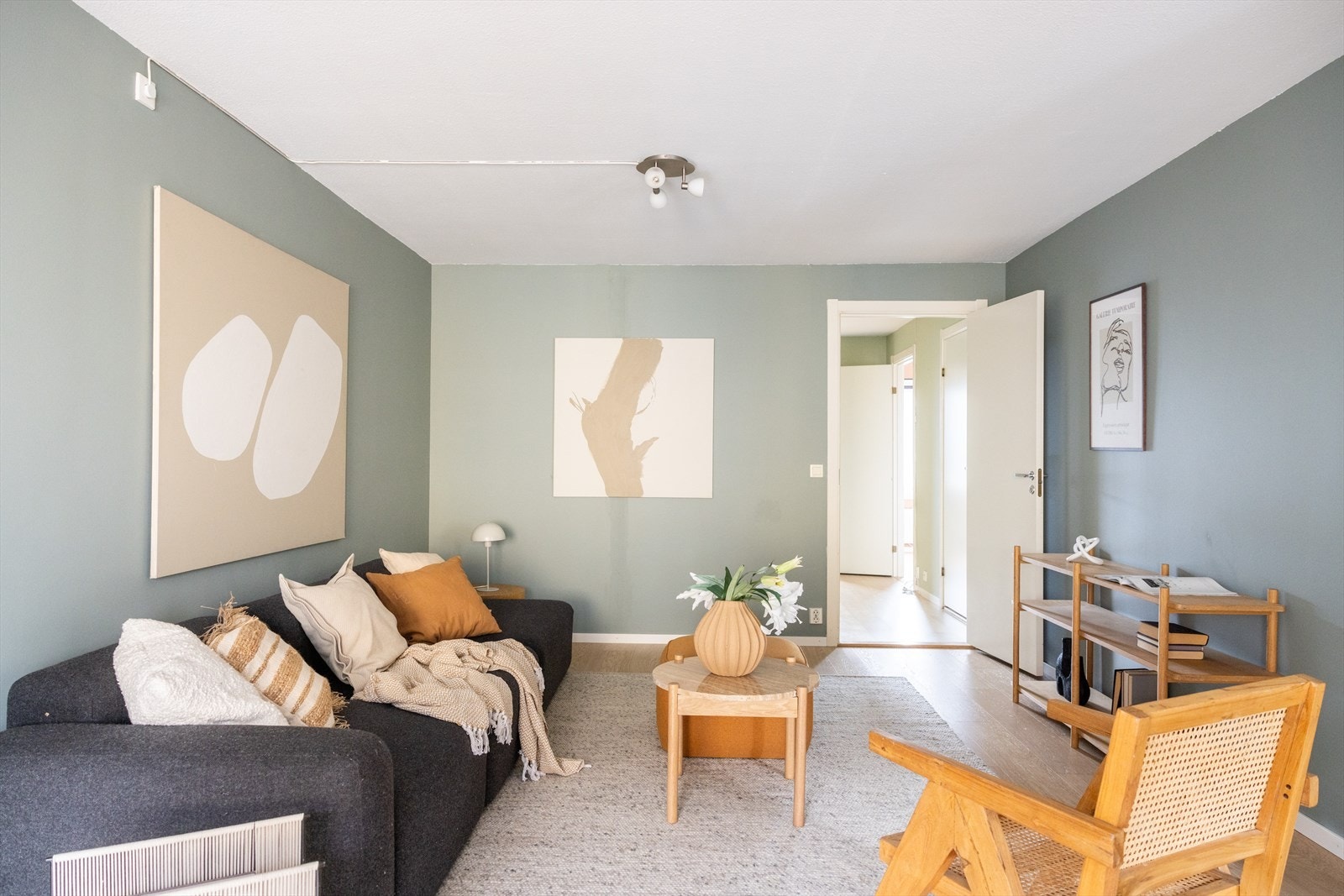 Det er plass til sofagruppe, mediemøblement og spisegruppe i stuen. Galleribilde