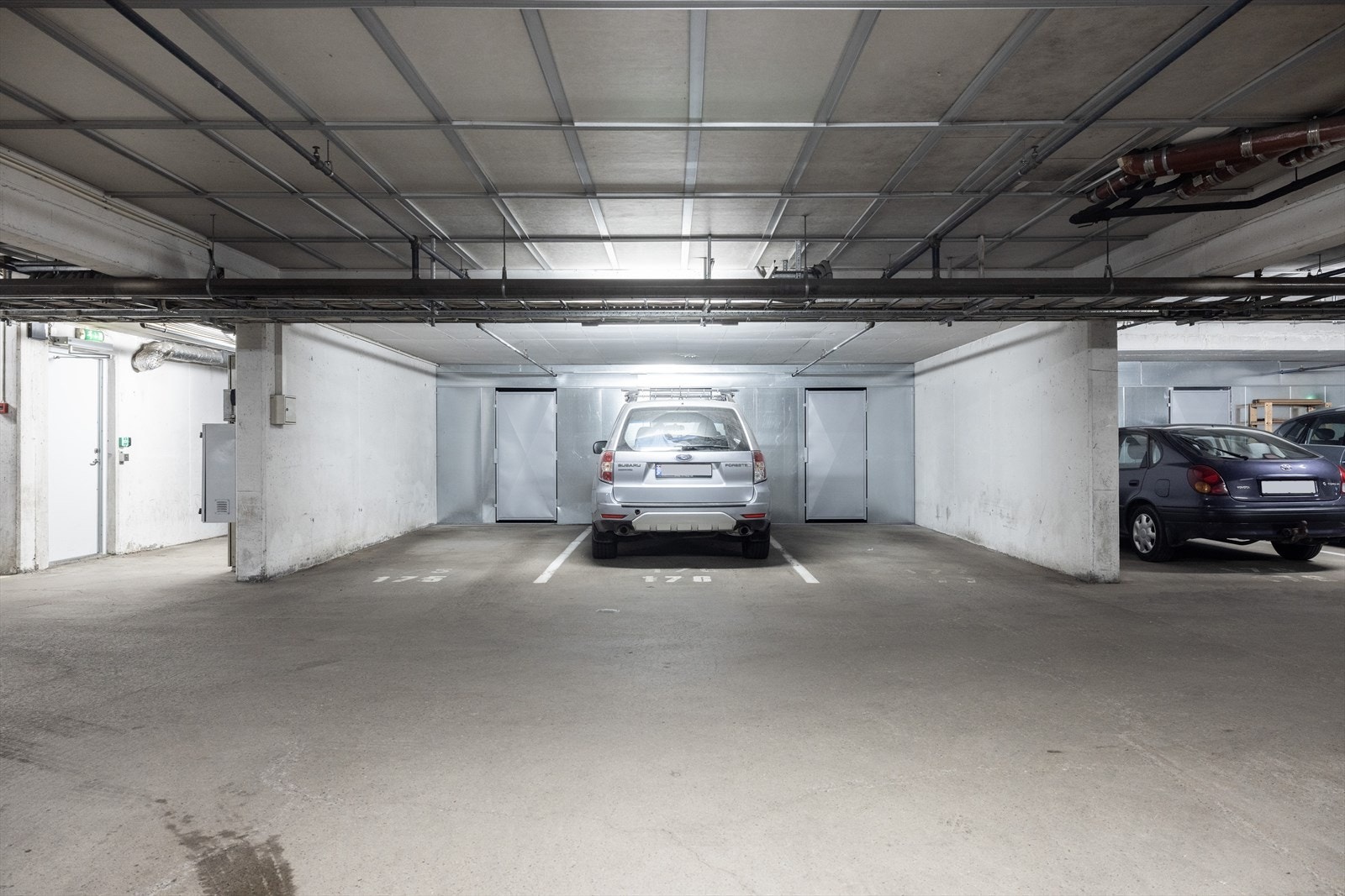 Det medfølger leierett til garasjeplass i felles garasjeanlegg i kjelleren. Bod på ca.5kvm ligger i bakkant av garasjeplassen. Galleribilde