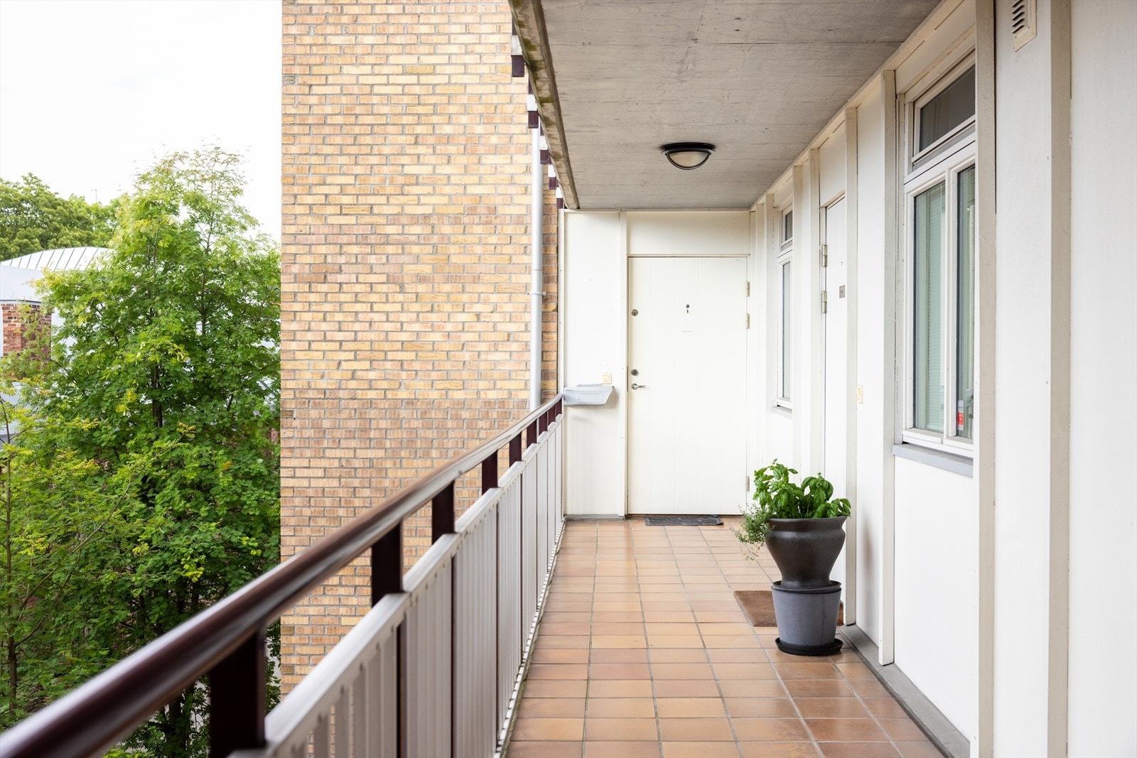 Leiligheten ligger i enden av svalgangen. Det er heis til etasjen. Galleribilde