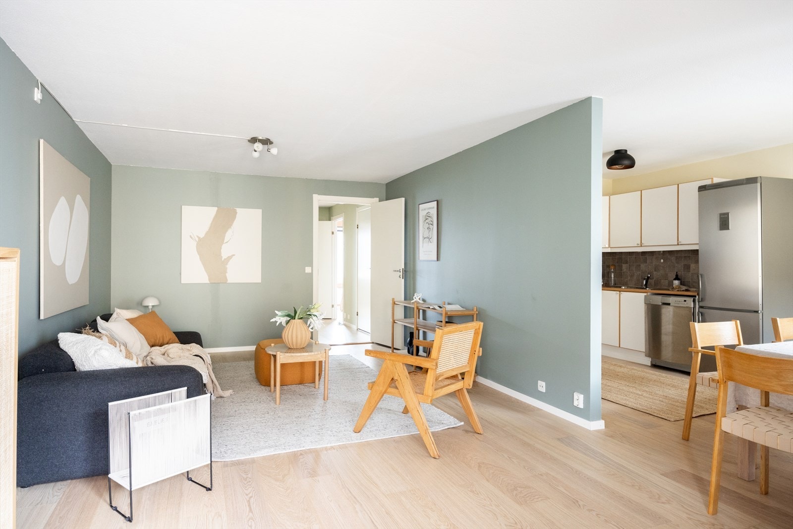 Leilighetens stue, kjøkken og soverom har parkett på gulv. Galleribilde