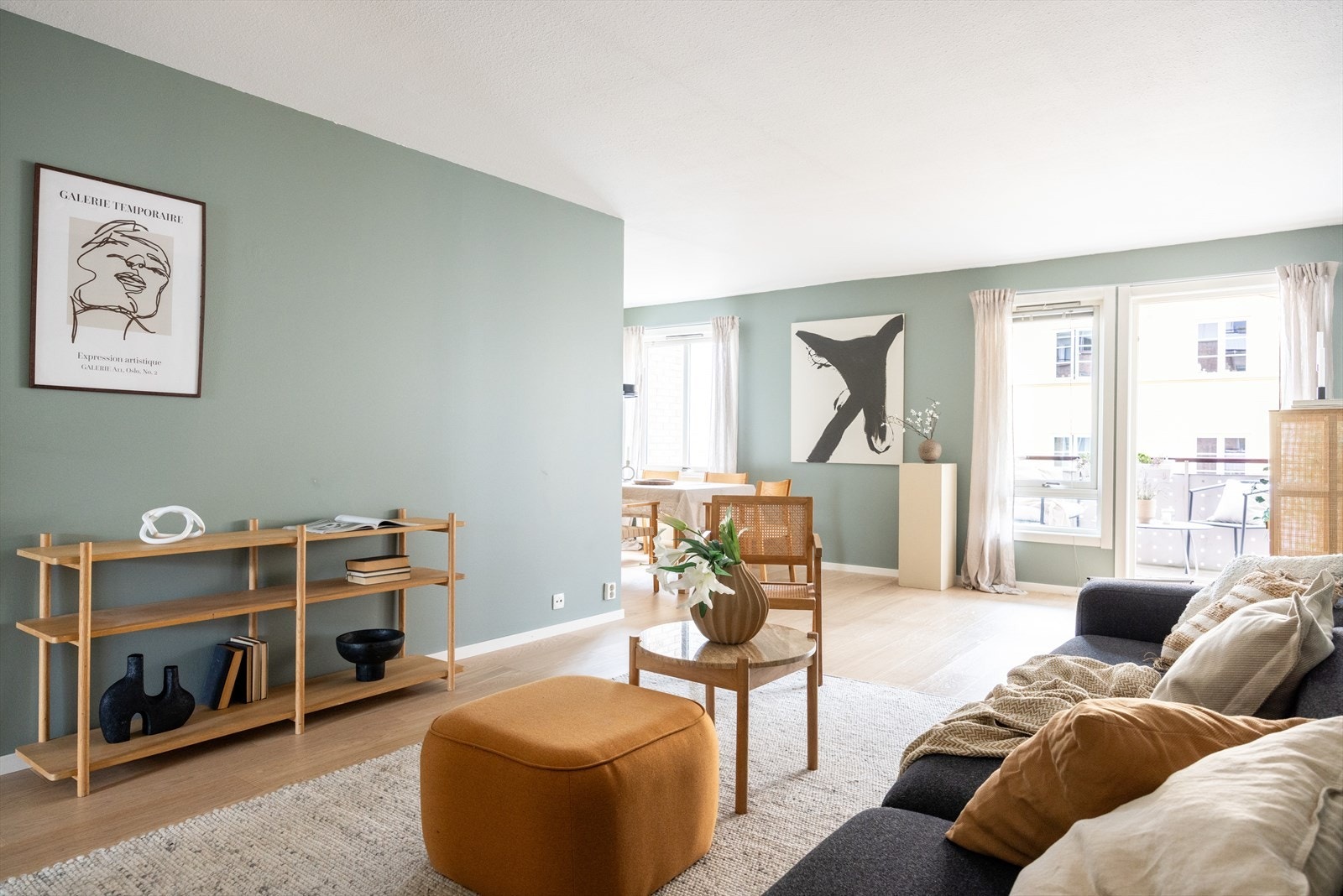 Store vindusflater gir masse naturlig lys. Galleribilde