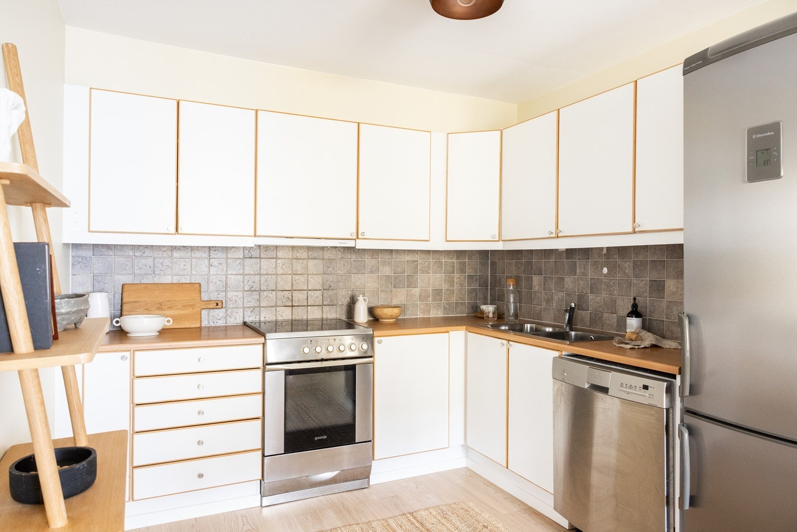 Det er frittstående kjøl/fryseskap, oppvaskmaskin og komfyr/platetopp. Galleribilde