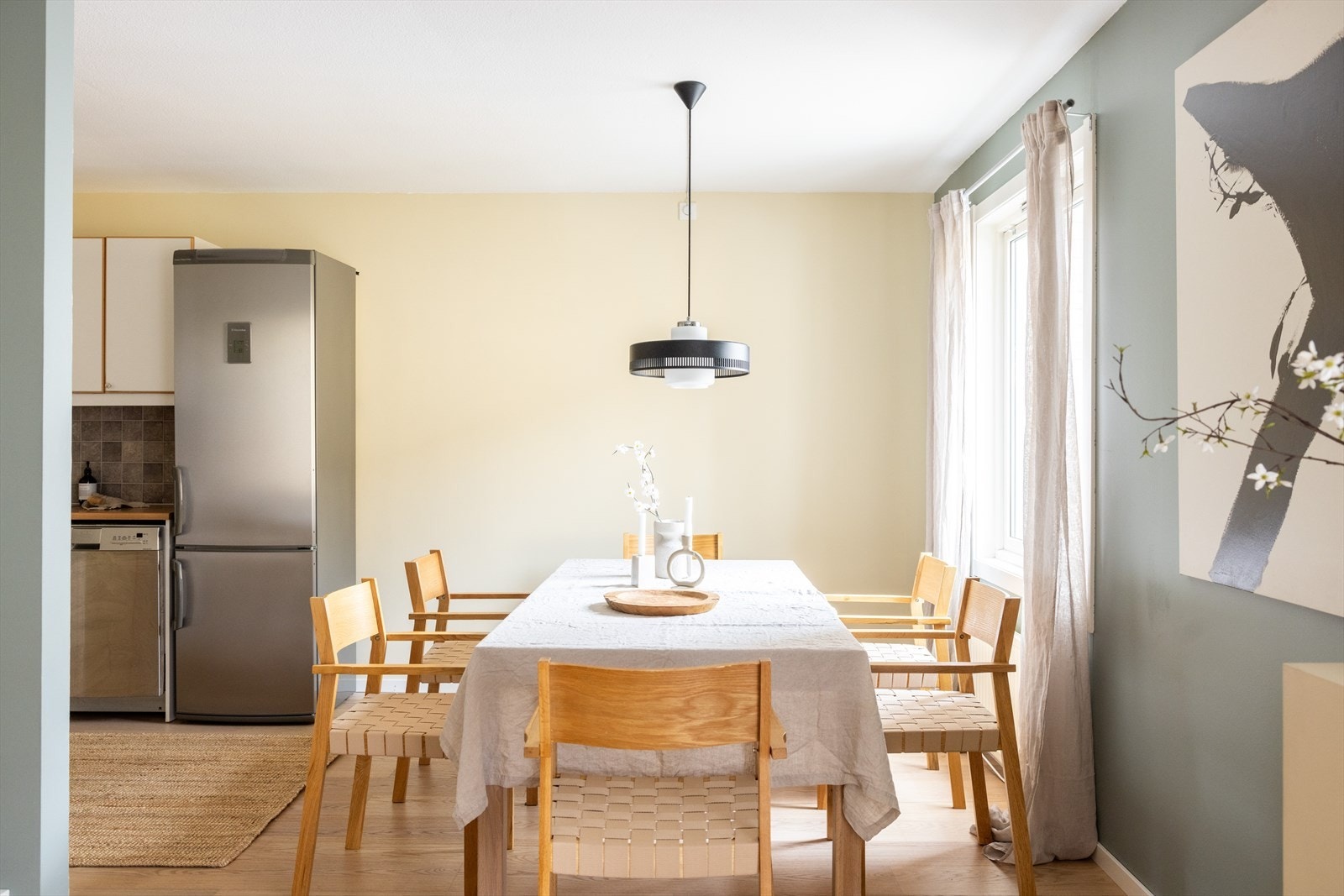 Naturlig plass til spisegruppe i overgangen til kjøkken. Galleribilde