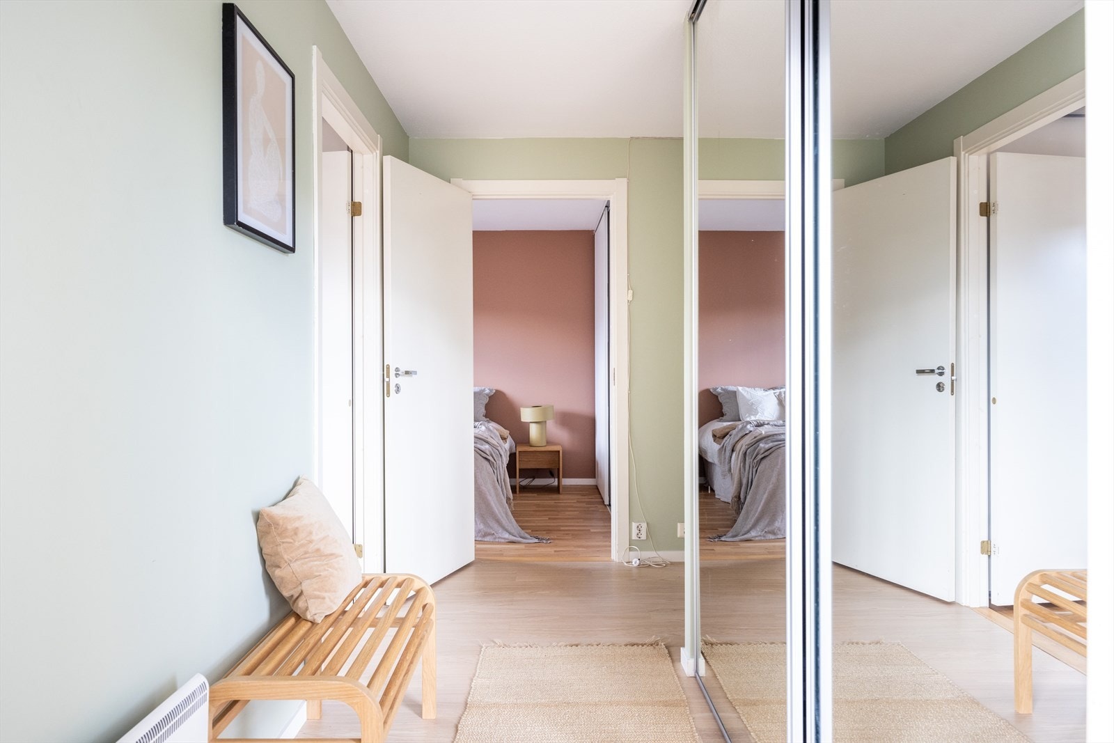 Veggene er malt i en dus grønntone, og det er parkett på gulv. Galleribilde