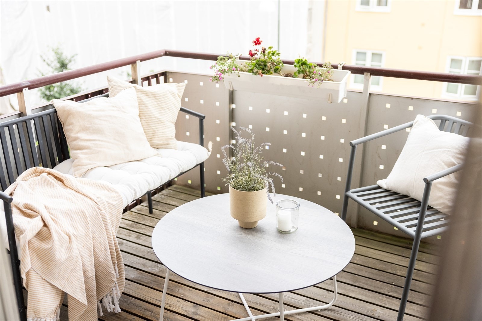 Balkongen ligger sydvendt - med sol fra morgen til rundt kl.16-17 sommerstid. Galleribilde