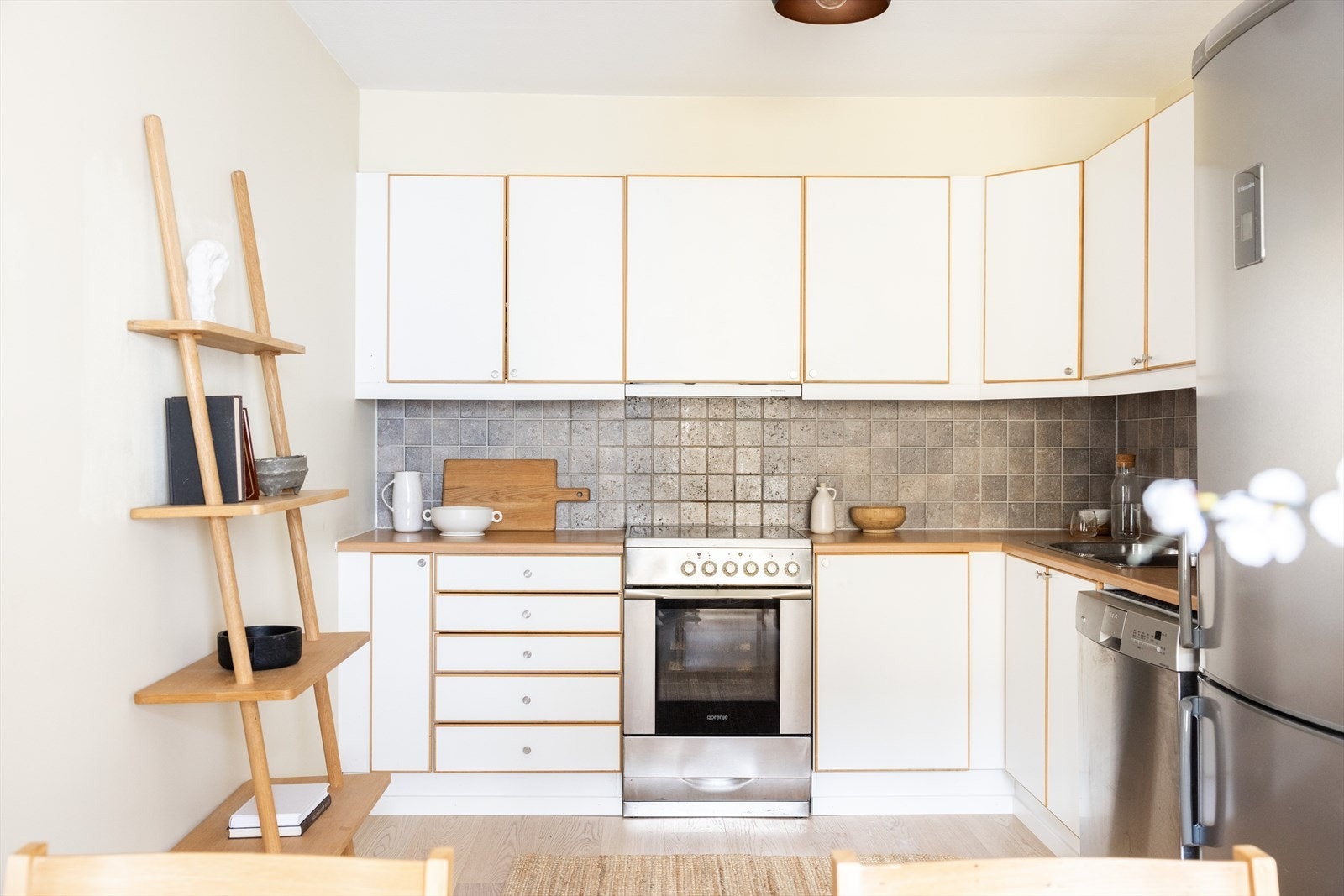 Leilighetens kjøkken har innredning med glatte fronter og laminert benkeplate med nedfelt utslagsvask. Galleribilde