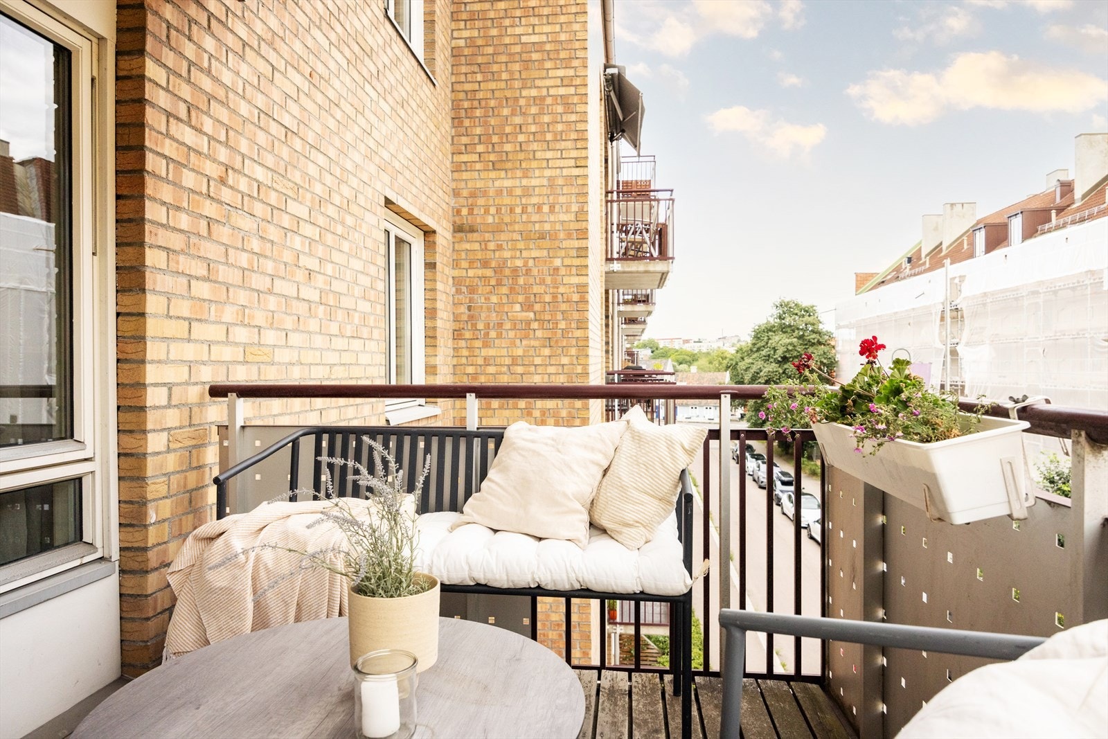 Det er plass til både sittegruppe og grill på balkongen. Galleribilde