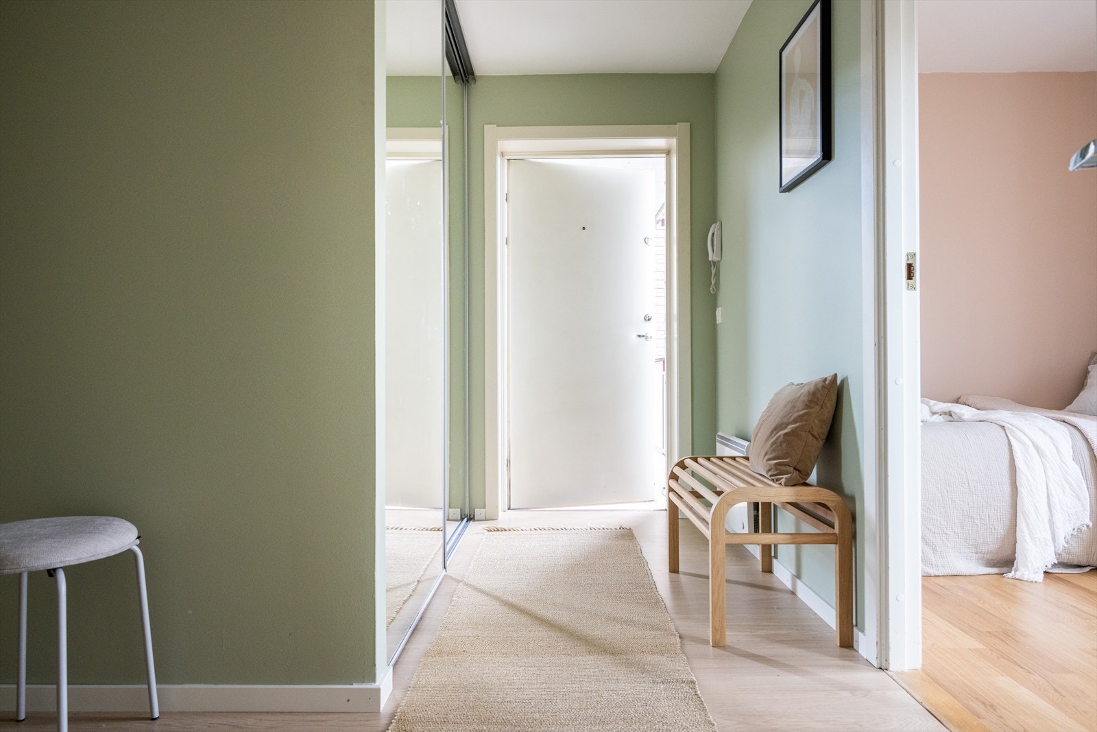 Praktisk entré med skyvedørsgarderobe for oppbevaring av yttertøy og sko. Galleribilde