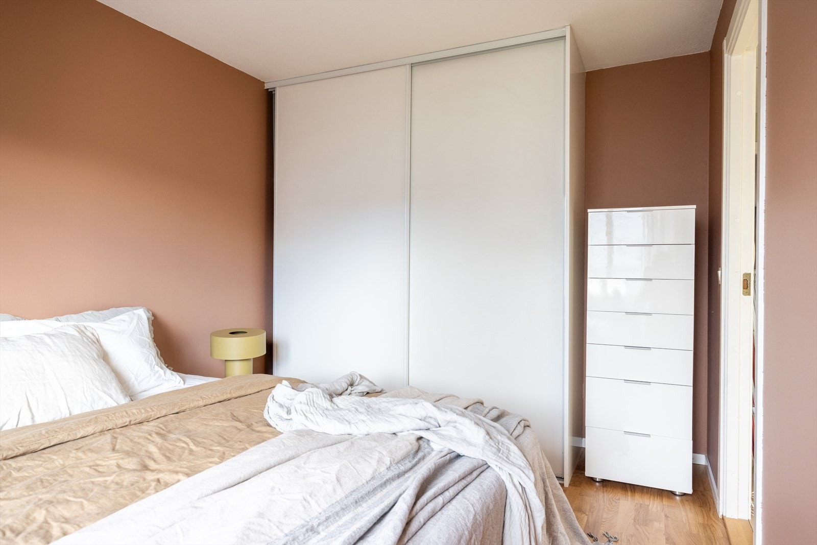 Begge soverommene har også skyvedørsgarderobe. Galleribilde