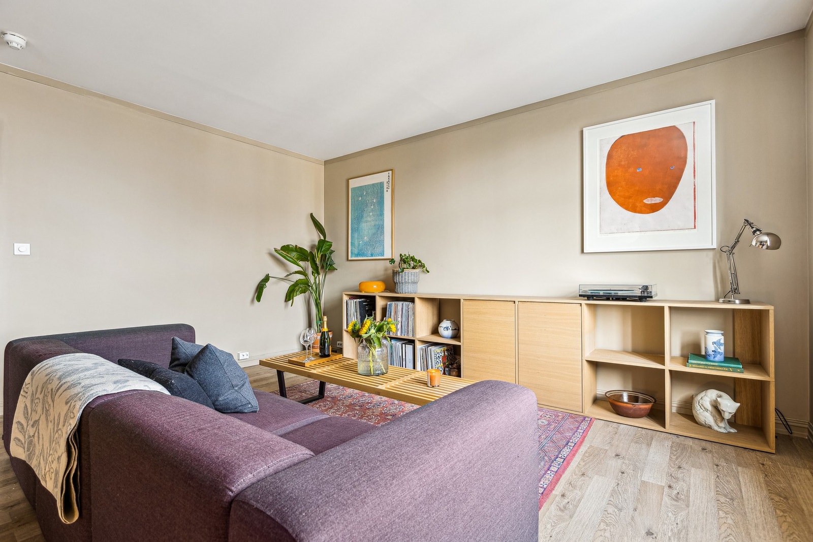 Stuen er malt i lyse og moderene farger som gjør det enkelt å sette sitt eget preg på rommet. Galleribilde