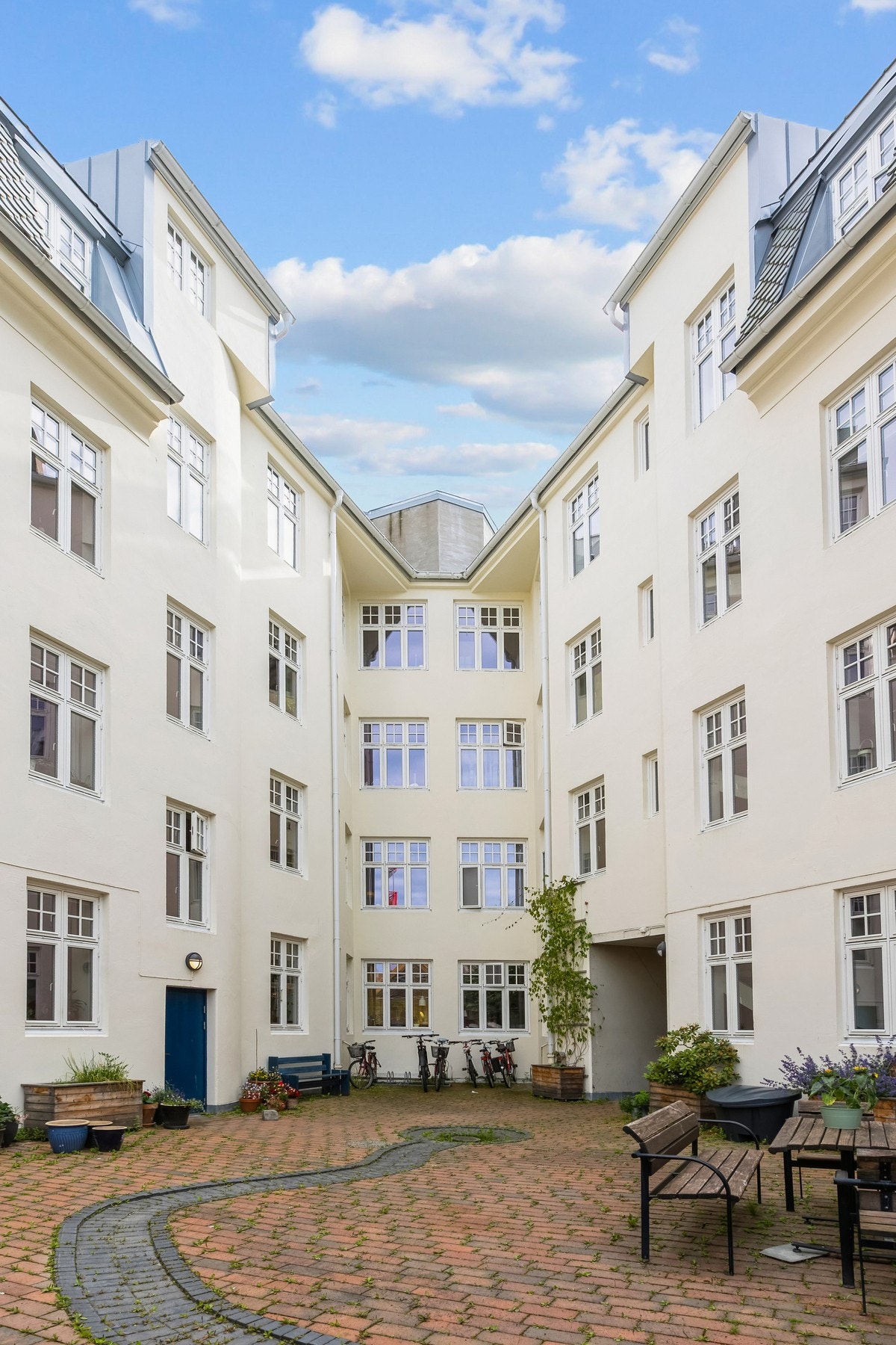 Leiligheten ligger sentralt til med kort vei til Solsiden, Midtbyen, studiesteder, dagligvarebutikker og mer. Galleribilde