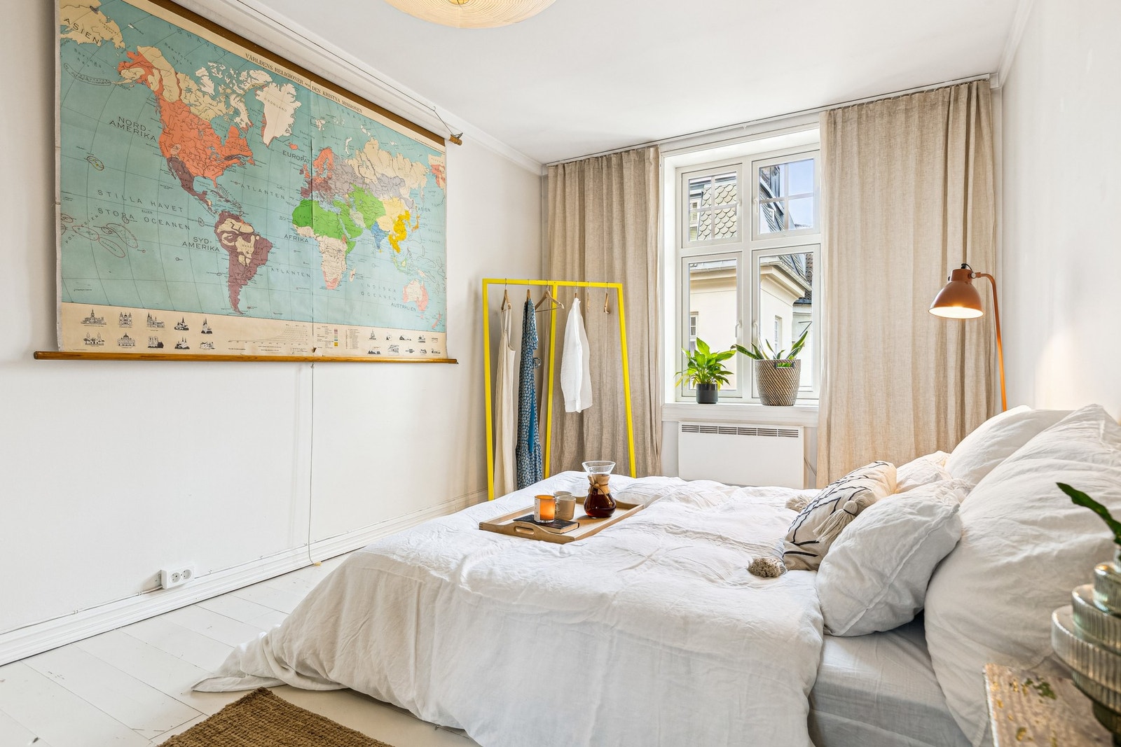 Det store vinduet gir rikelig med naturlig lysinnslipp. Galleribilde