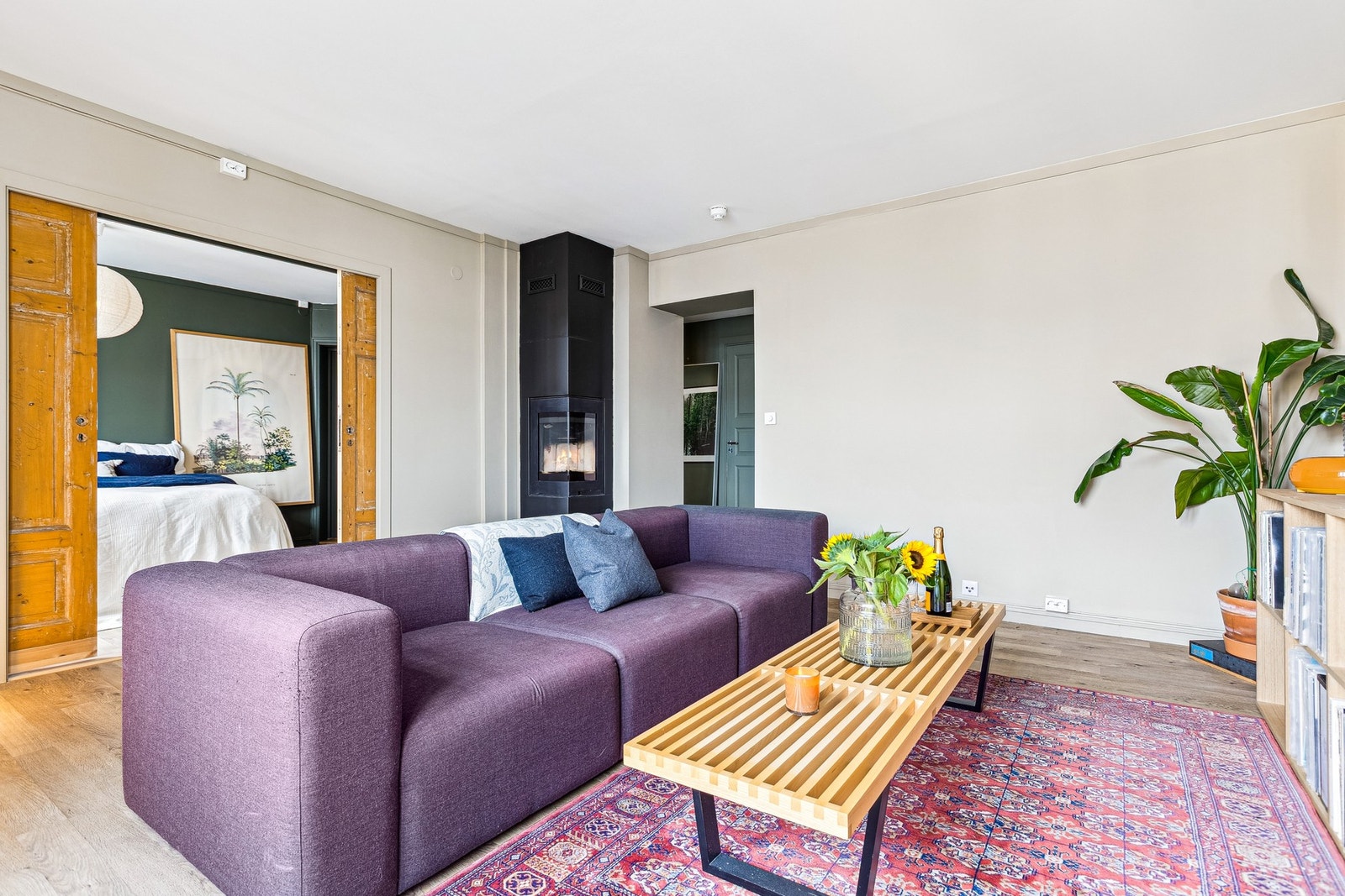 Her har du god plass til å innrede med stor sofa og tilhørende møblement. Galleribilde