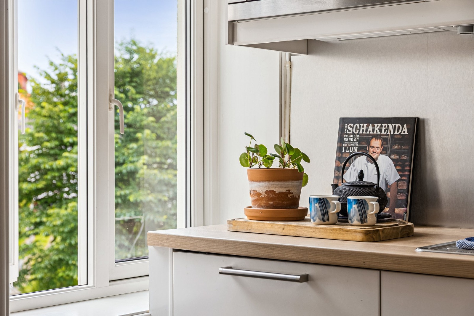 Kjøkkenet er utstyrt med integrert platetopp, stekeovn, oppvaskmaskin og mikroovn. Galleribilde