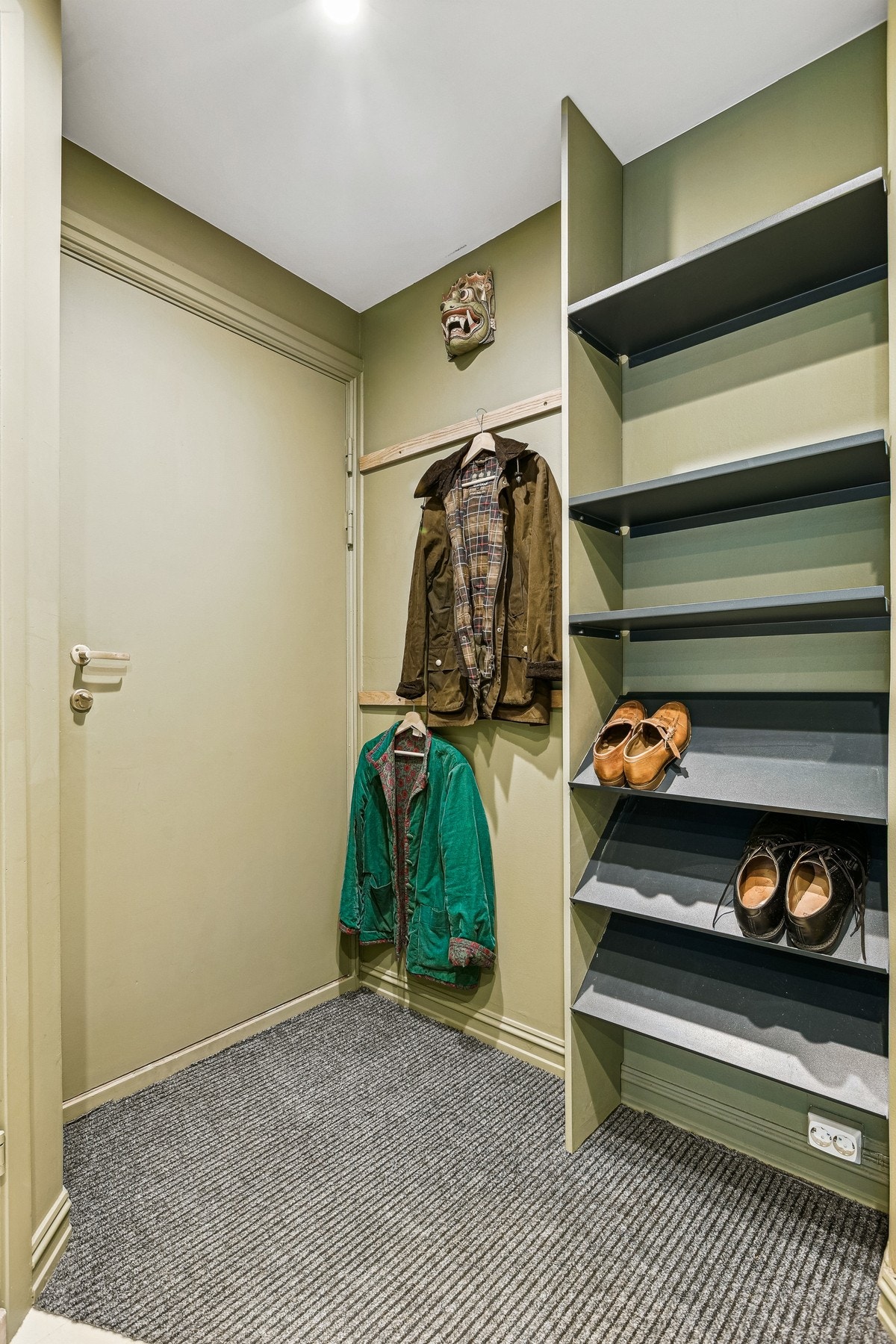 Entréen har downlights i himlingen og mye oppbevaringsplass. Galleribilde